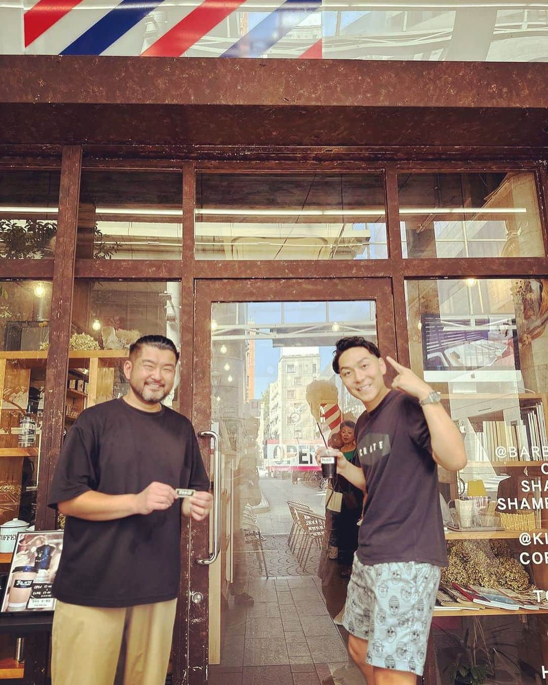 高畠佳介のインスタグラム：「人生初Barber。 岡山で最強のBarber屋さんに出会いました。 完全個室。 みなさんもぜひ！！！ @the_barber_fuji   なんとBarberとカフェが同時に楽しめるようになっています🤩🤩  コーヒー好きにはたまりませんでした！！ しかもめっちゃオシャレでコーヒーも最高でした🔥🔥  これは行くしかないです。笑 ありがとうございました！ @the_kissa_fuji   #トライフープ岡山  #岡山県 #岡山市 #岡山カフェ #岡山  #ばーばーしょっぷ  #barber  #カフェ #喫茶店」