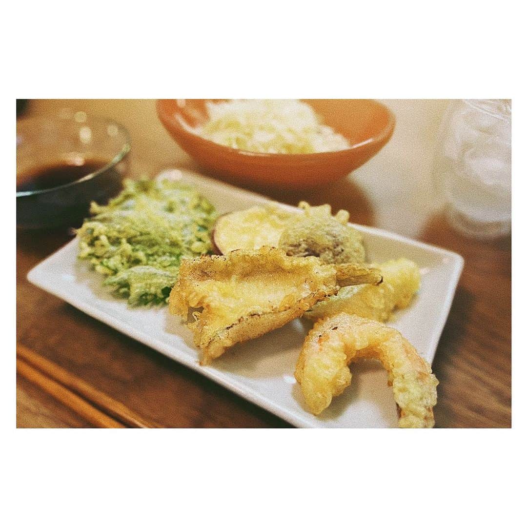 竹仲絵里のインスタグラム：「飯テロ3連チャン。笑  今夜は天ぷら！  天ぷらにすると普段食べない野菜も食べてくれるから不思議。  やっぱり揚げたてが最高なのです。  レモンサワーじゃなく、ハイボールでも良かったなぁ。  #夏の食卓 #おうちごはん #おうち天ぷら #キスが食べたかった #好き嫌い対策 #晩酌 #夕食」