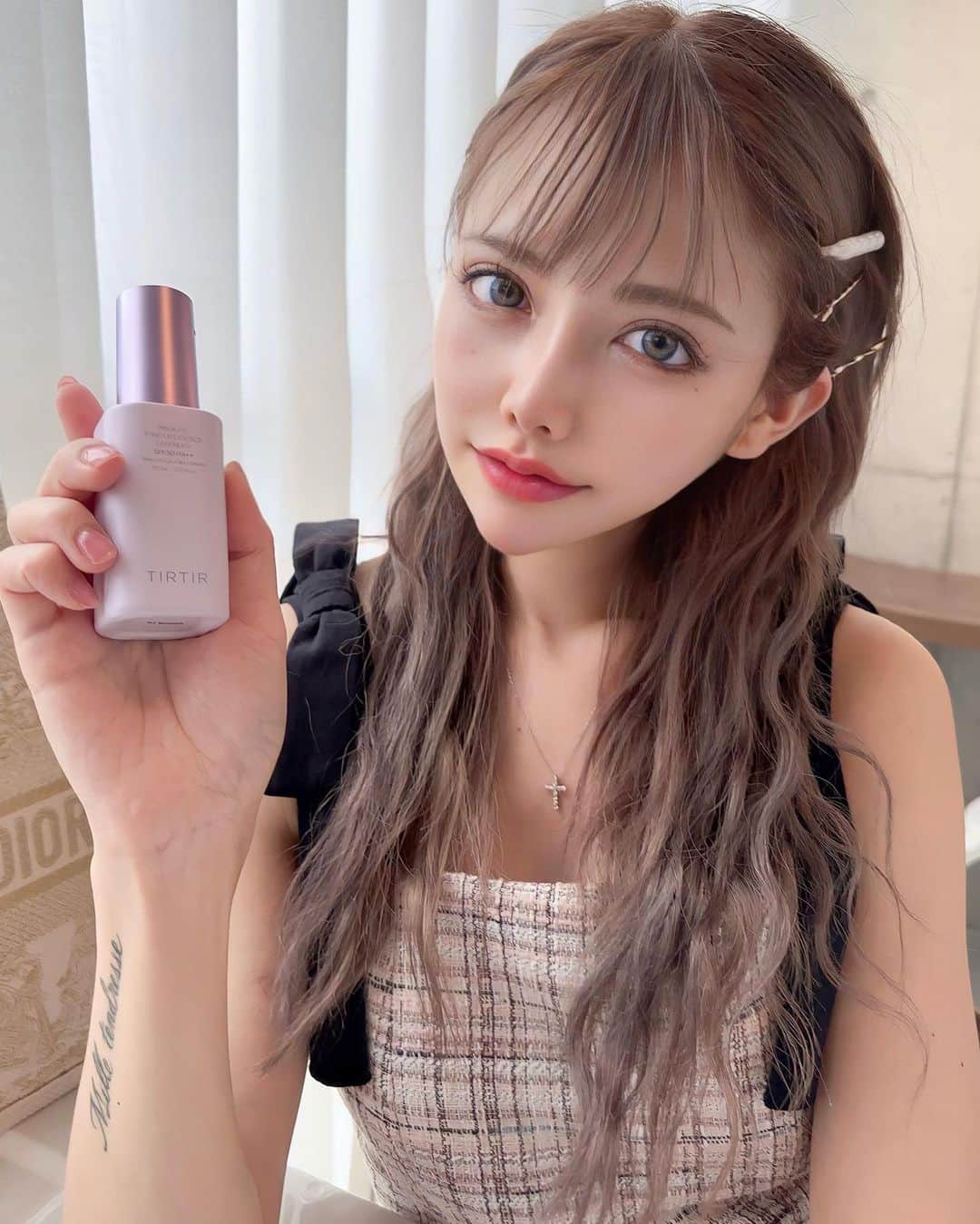 のインスタグラム：「. 𝘛𝘐𝘙𝘛𝘐𝘙 マスクフィットトーンアップエッセンス 𝘚𝘗𝘍30𝘗𝘈＋＋ ❨ @tirtir_jp_official ❩   これ一本で肌のコントロールができちゃう 化粧下地✨️  私は肌のくすみを消してくれる ラベンダーをえらびました☺️💜  #tirtir  #コスメ  #化粧下地  #カラーコントロール  #カラーコレクション  #パープルトーンアップ  #トーンアップベース  #カラーベース  #ティルティル」