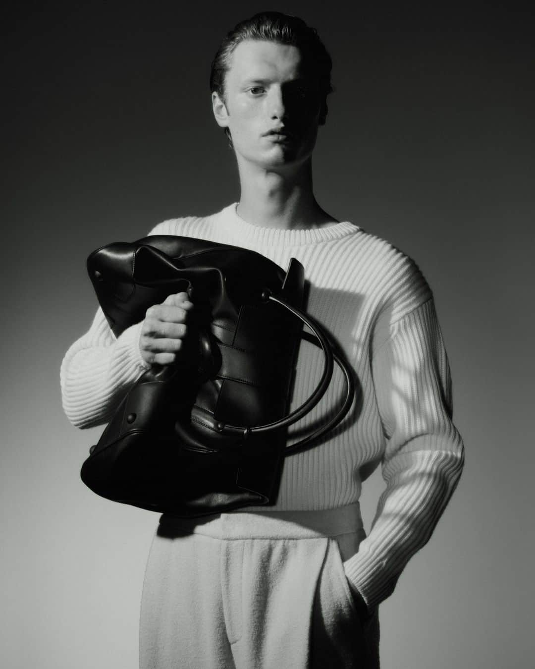 デルボーのインスタグラム：「Human touch. Harmonious design.⁣ ⁣ Soft and supple to the touch, designed to last a lifetime, the Brillant L’XXL is an understanded weekender based on one of Delvaux’s most emblematic shapes. Dream Calf leather is soft yet extremely durable, giving the bag an expansive, exquisite hand. Designed for all genders and all possibilities, L’XXL is ready for anything. ⁣ ⁣ #Delvaux」