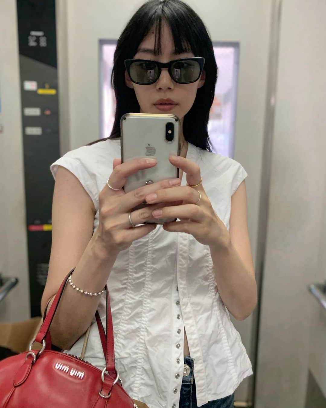 Shiho Sasakiのインスタグラム：「今日も突然の雨に打たれ、 過酷な1日でしたね。。⚡️  #今日の服 #outfit_shiho」