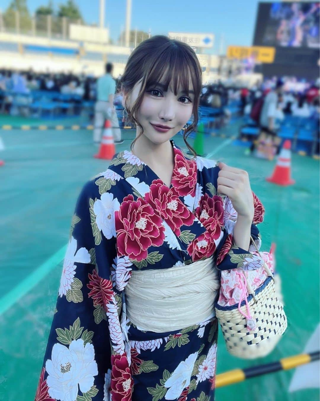 RIOのインスタグラム：「5年ぶりの神宮花火🎆5年前もみきちゃんと行ったあこういうのうれしいね🤍  #神宮外苑花火大会 #浴衣女子 #シニヨンアレンジ #浴衣ヘアアレンジ」