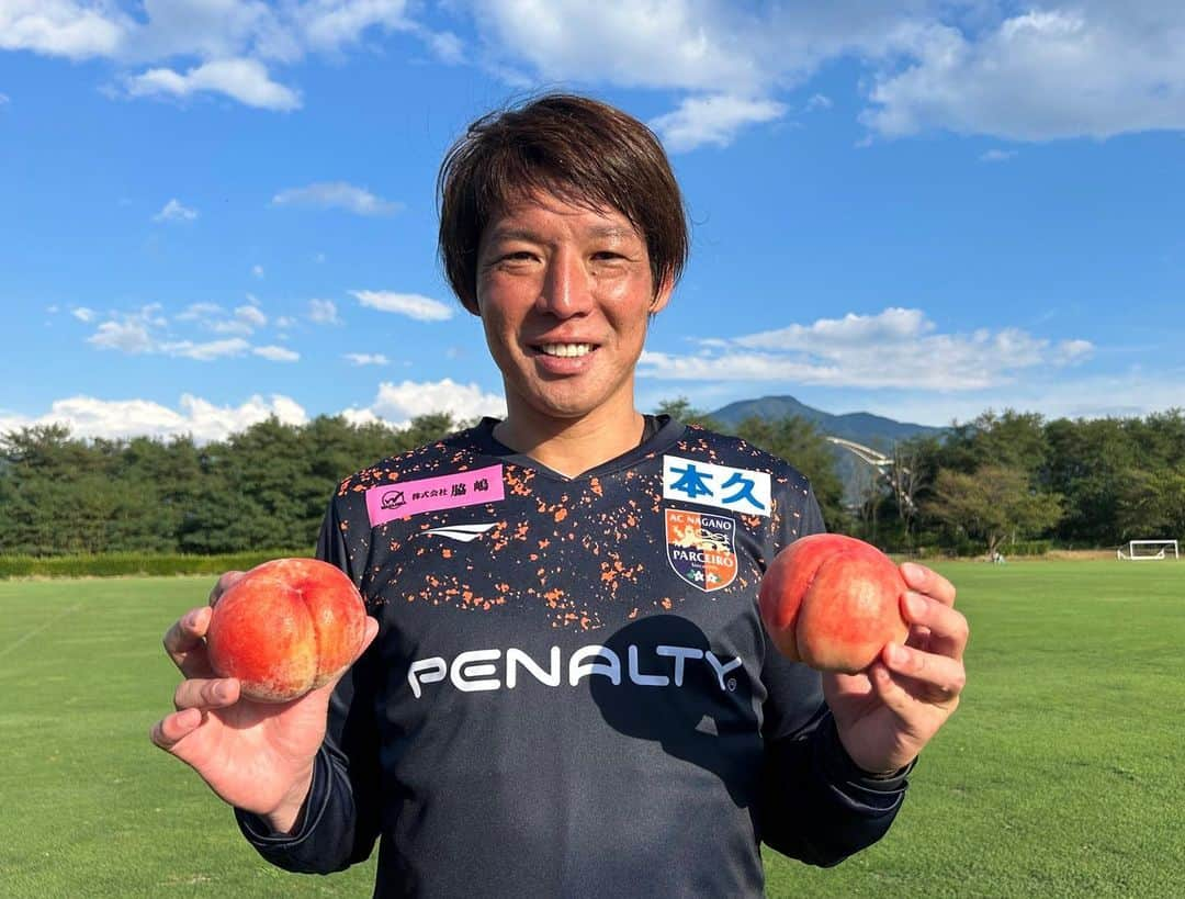 加藤弘堅さんのインスタグラム写真 - (加藤弘堅Instagram)「先日の相模原戦で Mon of the Matchに選んで頂き JAグリーン長野様より輝々桃を頂きました。 ありがとうございます🍑 #JAグリーン長野 #輝々桃 #AC長野パルセイロ」8月22日 19時31分 - kokenkato17