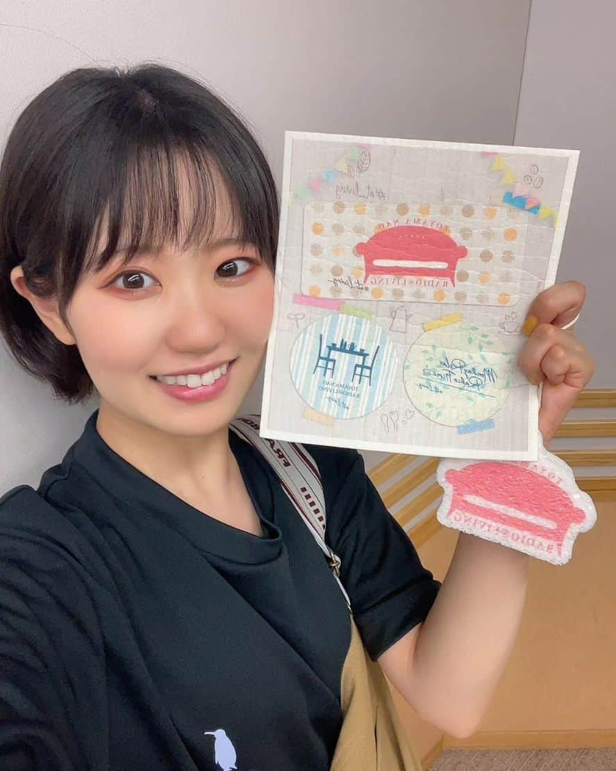 東山奈央さんのインスタグラム写真 - (東山奈央Instagram)「インスタではちょっとご無沙汰になってしまいました！  暑さも厳しい折、皆様元気でお過ごしでしょうか？？🌺  ーーーー  私がパーソナリティを務めておりますラジオ番組📻️  超A&G+ 毎週月曜日23:00~ 「東山奈央のラジオ@リビング」  番組【新グッズ】発売🛍️ ＆ 番組【初のイベント】開催決定✨  です！！！  グッズは、  ●ドライTシャツ（黒・アーミーグリーン） ●エコふきん＆スポンジセット  となっております！ どちらもおしゃれで実用性も高いのでオススメ商品です😌  番組初のトークイベントは、 10/7（土）科学技術館サイエンスホールで開催です！  チケットのお申し込みも始まったばかり！！ リスナーさんも初めてのかたもぜひ気軽に遊びに来てくださいねっ💡  詳細は、 「東山奈央のラジオ@リビング」の公式エックス（！）をご覧ください！！👀」8月22日 19時40分 - naobou_official