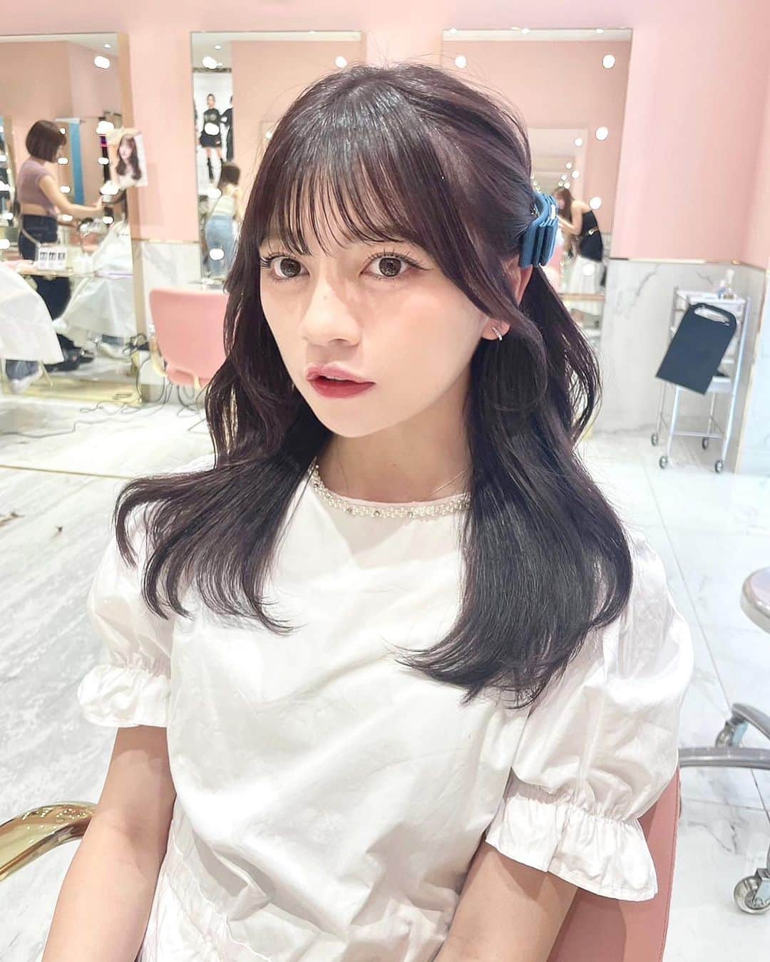 廣川奈々聖のインスタグラム：「久しぶりにちょっと暗め🐇🍇‎‎‎🥛 ⁡ ⁡ 何回みても好きなカラーすぎる…‎♡🥲💭 ⁡ ⁡ 持っていったバレッタも 可愛くつけてくれました♡ 嬉しい〜( ›~‹ )❕️🪄︎︎ ⁡ ⁡ ⁡ @nana_hinataze ありがとうございます！ ⁡ ⁡ ⁡ ⁡ ⁡#ラベンダーグレージュ #ラベンダーカラー  #アッシュカラー #クレージュ #newhair #shima」