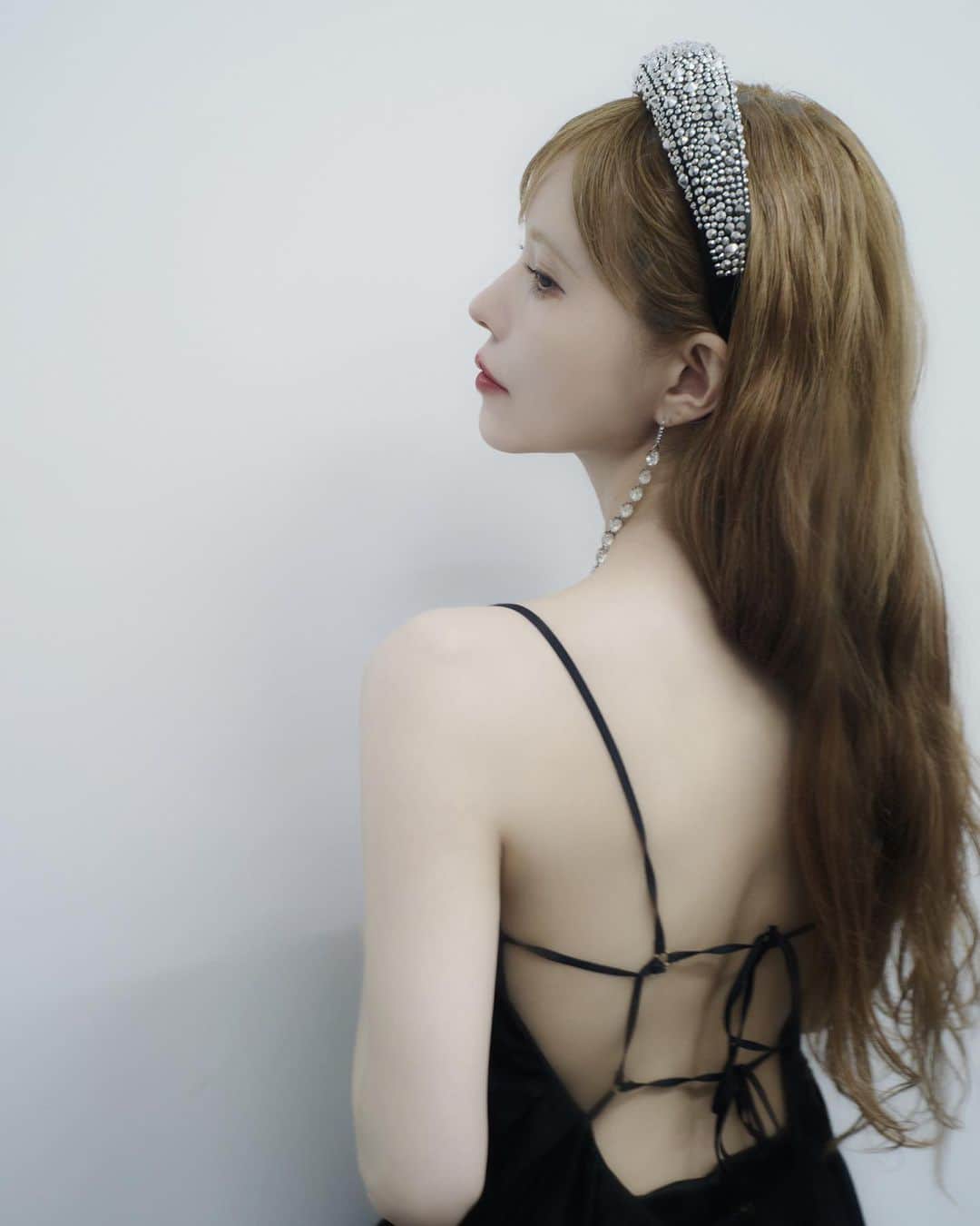益若つばさのインスタグラム：「背中。 ⁡ dress‥  @mamekurogouchi  ⁡ head  accessory‥ @prada  ⁡ pumps‥ @miumiu  ⁡ ⁡ 前日に背中出すことになり何も準備できていなくて慌てたけど、Candydollの白肌パックと白肌ボディクリームでなんとか透明感死守できました。神。 @candydoll_official  ⁡ ⁡ いざという時白肌パックめちゃくちゃ便利です。黒いお洋服の時でも透明感出せます。 白肌クリームも簡単に明るくなってSPF入ってるから重宝してる。 薬用の美白ボディクリームは毎日必需品。週1で1本使ってる。 ⁡ ウエディングの方にも人気らしい。嬉しい。 幸せ空間のお手伝いできてるなんて幸せ。 ⁡ ⁡ ⁡ ボディは定期的に　@salonmiel でラジオ波やごりっこりに痛いやつでほぐしてもらってます。 痛いけど、身体がつまりにくくなって調子良くなった。ゆうさんの技術がめちゃくちゃ良い。 ⁡ ⁡ あとは　@lacroix_salon  でボディもハイパーナイフやハイフをしてもらってます。凝り固まった脂肪をトロトロ溶かしてもらうイメージです。 AKIさんがゴッドハンド。 ⁡ かたくなってるところから脂肪が落ちにくくなるから、ほぐすことが大切。定期的に信頼できるプロにお任せしてます。 ⁡ ⁡ あとは長湯に入ります。1時間くらいは入るよー。 ⁡ 基礎代謝高めてます。 ⁡ アロマキャンドルとかつけて癒されながら入ってます。 ⁡ 健康を取り入れながら美容も取り入れたい今日この頃です。🛀🤍  #bodycare #ootd #mamekurogouchi #prada」