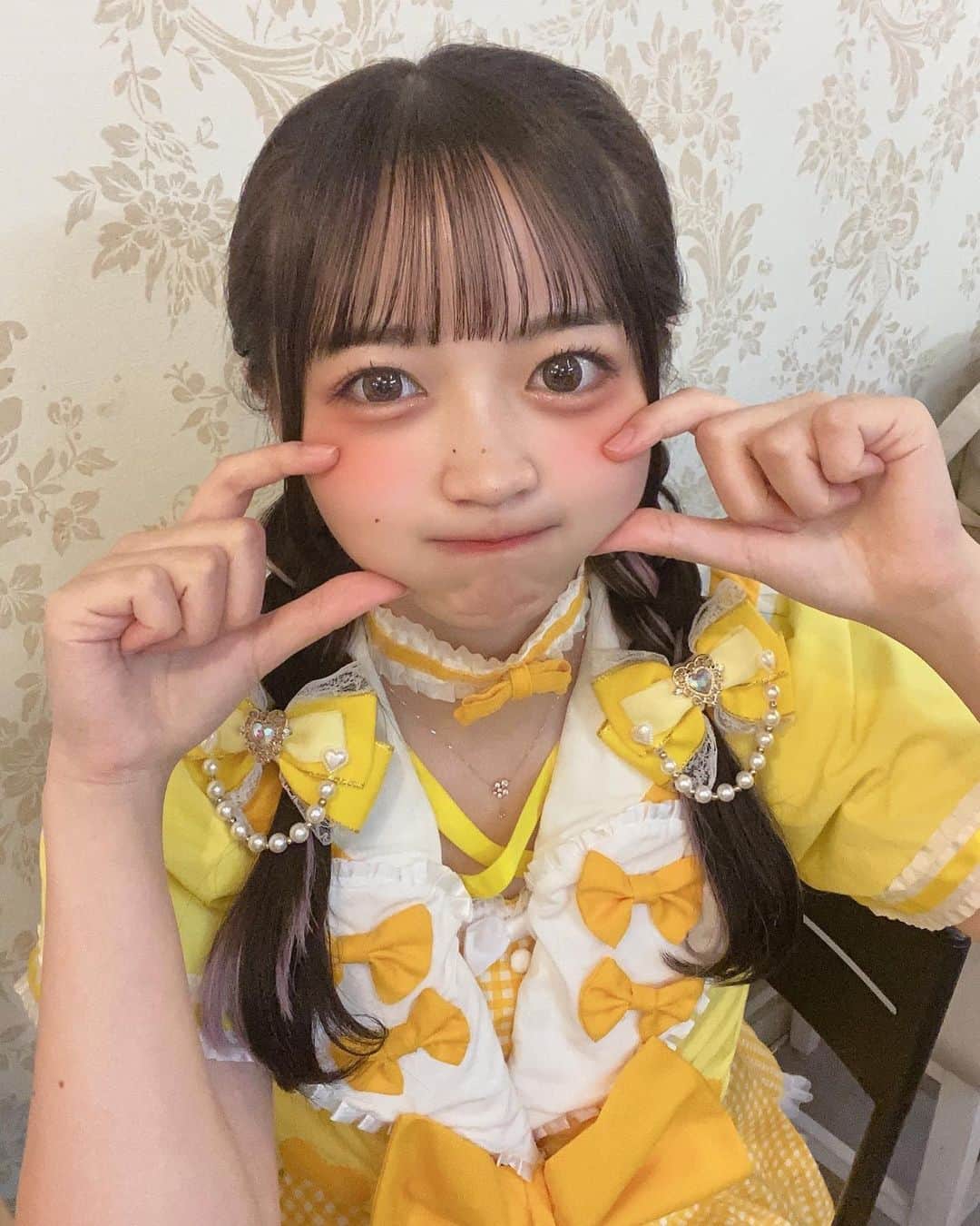 上田美夢のインスタグラム：「一日限定黄色担当💛推してくれますか？👶🏻🌻  ┈┈┈┈┈┈┈┈┈♡┈┈┈┈┈┈┈┈┈┈  公式 @puregi_official  ・ ・ #PureGi #ぷれっぢ  #MIYU  #アイドル #オレンジ担当 #アイドルガーリー #フレンチガーリー  #夏 #高校生 #JK #JKブランド #みゆまる #ブリーチなしカラー #ブリーチなし #暗髪カラー #暗髪  #アイドルヘア #三つ編み #黄色担当」