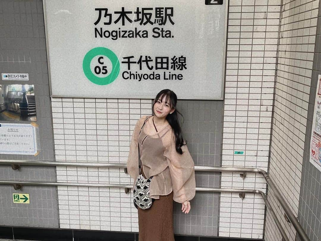 向井葉月のインスタグラム：「乃木坂駅に行ってきました☺︎  生誕祭の素敵なポスター、 本当にありがとうございます💐  #乃木坂46 #向井葉月」