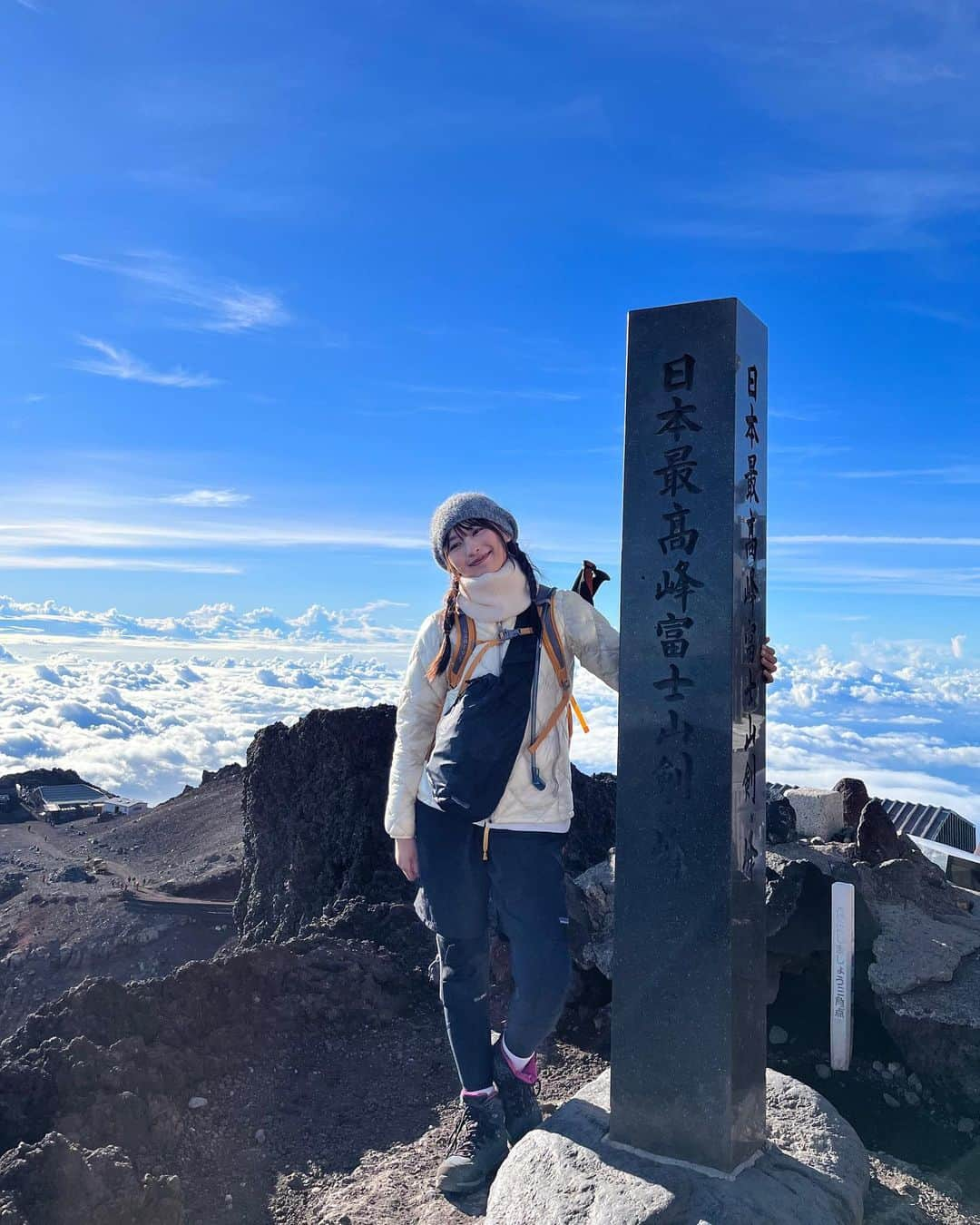 ロンモンロウさんのインスタグラム写真 - (ロンモンロウInstagram)「8.21～8.22日富士山無事に登頂できました🗻  富士宮口五合目からです ↑5h ↓4h  山に登る前は不安や心配もたくさんありましたが、それでも一歩一歩山の頂上を目指して歩きました。  今日、私は世界をもっと愛していると感じます  生きていてよかったね  这个世界上有那么好美好的事物，所以不要再为了小事而让自己叹气哦。 たくさんの人に勇気を与えられる人になりたい！  21日は母の誕生日で、富士山に誕生日祝いの動画を録画して送ったwwww 母はとても喜んでくれて、応援してくれました  #富士山登山 #富士宫口新五合目 #山登り好きな人と繋がりたい #山がーる」8月22日 19時37分 - ronmonroe_official