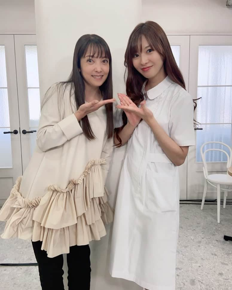 折井あゆみさんのインスタグラム写真 - (折井あゆみInstagram)「私が出演している『Dセレクション ミセスマートTV NEO』 8/26日(土)11:30〜テレビ埼玉、岐阜放送、テレビ和歌山 にてOAです♡  写真はMCの中山エミリさんと一緒に撮っていただきました📸  エミリさんはいつもプレゼンターの楽屋に挨拶しに来てくださって、笑顔が素敵で可愛くて、現場を明るく盛り上げてくださいます💖  エミリさんのように素敵に歳を重ねるには、益々美容と健康に力を入れて行こう…と思った私です。そんな私や皆さんにもぴったりの、役立つ商品をご紹介するこの番組w 是非ご覧くださいね🥰💕  #Dセレクション #ミセスマートtv  #美容アイテム #健康アイテム #美容 #健康 #beauty #helthy  #中山エミリ さん #折井あゆみ」8月22日 19時38分 - ayumi_orii720