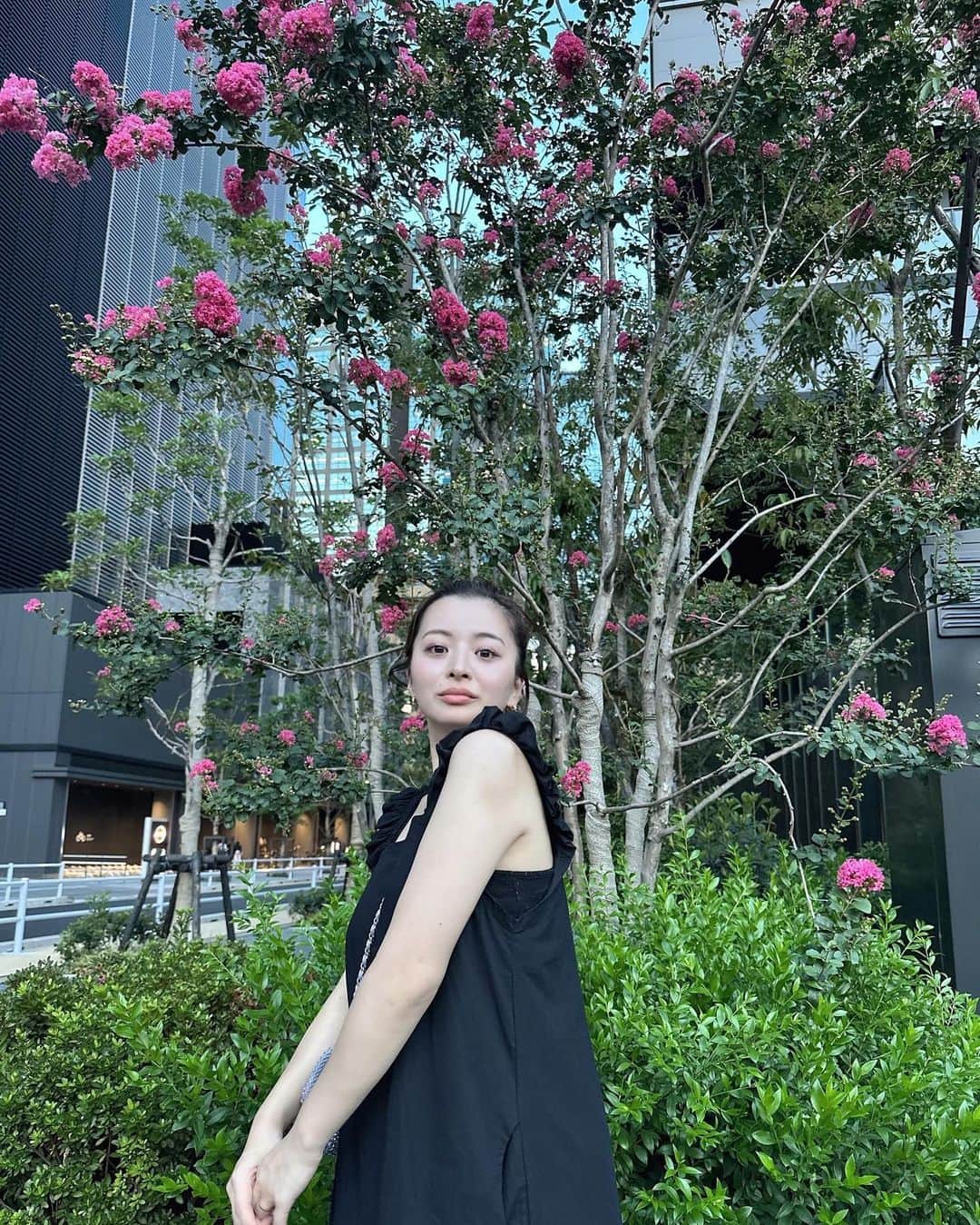 田中優衣のインスタグラム：「はみにく隠しポーズと 隠さないありのままを見せていくポーズ🫶🏻  全然更新できていないYouTube そろそろ何か撮影しよう🤔 何に撮ろうっかな〜。」