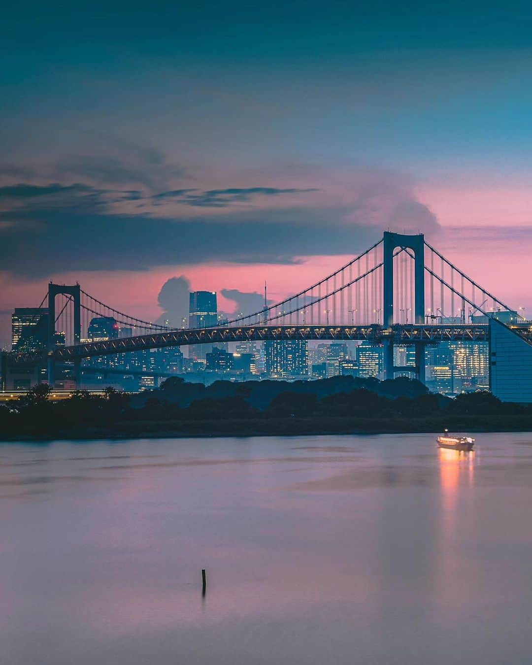 Promoting Tokyo Culture都庁文化振興部さんのインスタグラム写真 - (Promoting Tokyo Culture都庁文化振興部Instagram)「The shifting sky at dusk is a captivating sight at Tokyo Bay 📷 As the sun dips, the crimson hues morph into soft purples, creating a beautiful Tokyo night vista.  -  刻一刻と変わる夕暮れ時の空が美しい、東京湾岸からの風景📷 赤く染まった空と海は、やがて淡い紫色へと変化し、陽が落ちると東京らしい夜景が姿を表します。  #tokyoartsandculture 📸: @memolee_official  #tokyobay #rainbowbridge #東京湾 #レインボーブリッジ #tokyotrip #tokyostreet #tokyophotography #tokyojapan  #tokyotokyo #culturetrip #explorejpn #japan_of_insta #japan_art_photography #japan_great_view #theculturetrip #japantrip #bestphoto_japan #thestreetphotographyhub  #nipponpic #japan_photo_now #tokyolife #discoverjapan #japanfocus #japanesestyle #unknownjapan #streetclassics #timeless_streets  #streetsnap #artphoto」8月22日 19時48分 - tokyoartsandculture