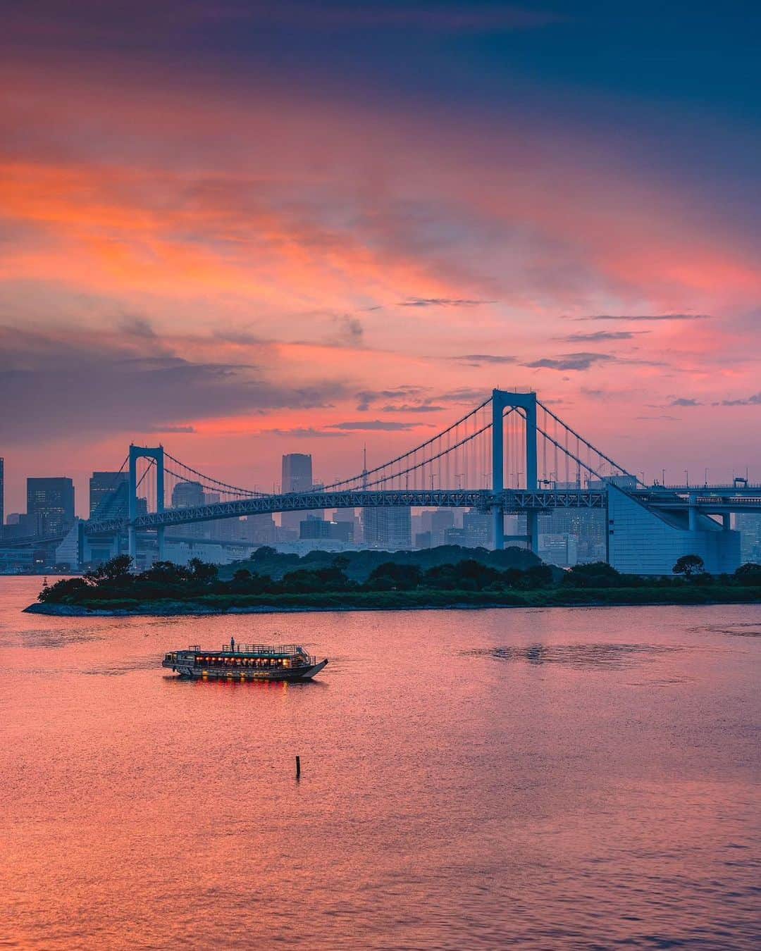 Promoting Tokyo Culture都庁文化振興部のインスタグラム：「The shifting sky at dusk is a captivating sight at Tokyo Bay 📷 As the sun dips, the crimson hues morph into soft purples, creating a beautiful Tokyo night vista.  -  刻一刻と変わる夕暮れ時の空が美しい、東京湾岸からの風景📷 赤く染まった空と海は、やがて淡い紫色へと変化し、陽が落ちると東京らしい夜景が姿を表します。  #tokyoartsandculture 📸: @memolee_official  #tokyobay #rainbowbridge #東京湾 #レインボーブリッジ #tokyotrip #tokyostreet #tokyophotography #tokyojapan  #tokyotokyo #culturetrip #explorejpn #japan_of_insta #japan_art_photography #japan_great_view #theculturetrip #japantrip #bestphoto_japan #thestreetphotographyhub  #nipponpic #japan_photo_now #tokyolife #discoverjapan #japanfocus #japanesestyle #unknownjapan #streetclassics #timeless_streets  #streetsnap #artphoto」