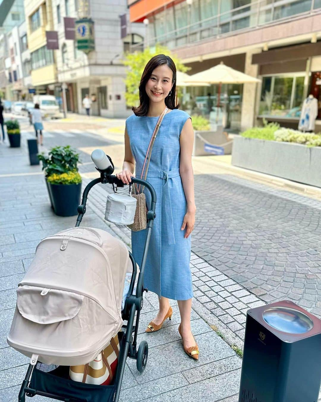 佐田志歩さんのインスタグラム写真 - (佐田志歩Instagram)「. 少しずつ元のお洋服が着られるようになり嬉しい🤍 しばらく部屋着で過ごしていた反動で、近所を散歩するだけでも無駄にお気に入りのワンピースを着て出かけるなどしております😂✨ 👗 @nanouniverse_official  👠 @sergiorossi  . . . . . . . #nanouniverse #sergiorossi #anteprima #アンテプリマ #骨格ナチュラル #ソフトエレガント #顔タイプソフトエレガント #イエベ春 #きれいめコーデ #ワンピース #ママコーデ #令和5年ベビー #アナウンサーコーデ」8月22日 19時42分 - sadashiho