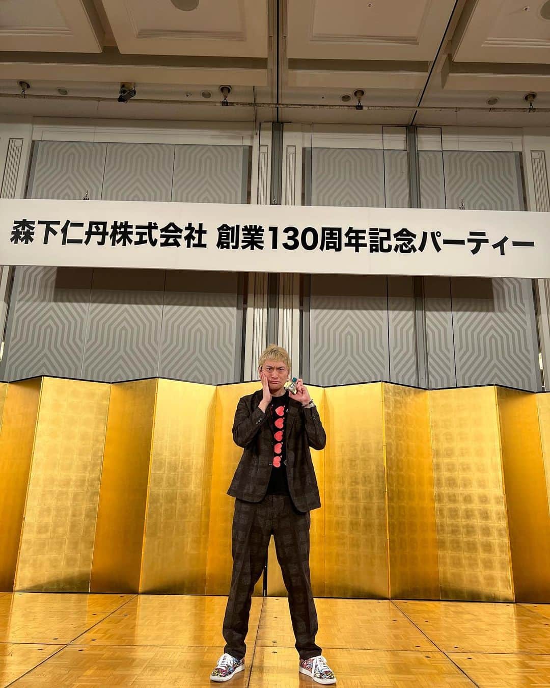 JP（ものまねタレント）のインスタグラム：「森下仁丹さんの130周年パーティーのゲストに呼んで頂きました😭すべて松本人志さんのお陰です！ そして森下仁丹さん本当におめでとう御座います‼️  お仕事のご依頼はインスタのDMでお問合せください。  Twitterアカウント→　#jpmaesaka Twitterアカウントポケモン→#jp_pkmn YouTubeチャンネル→#モノマネモンスターJP TikTok→#monomamejp #森下仁丹鼻のど甜茶飴  #森下仁丹 #松本さんに感謝 #💊 #スゥーとね #ものまね代行世代 #ワイドナショー #JPさん #松本人志 #浜田雅功 #ダウンタウン #ものまね芸人 #松本人志ものまね #研音 #川島明ものまね #ラヴィット #滋賀芸人 #農業高校出身 #すべらない話 #IPPONグランプリ #ダウンタウンDX #どどどどっとJP #おはスタポケモン部 #ポケモン #しゃべくり007」