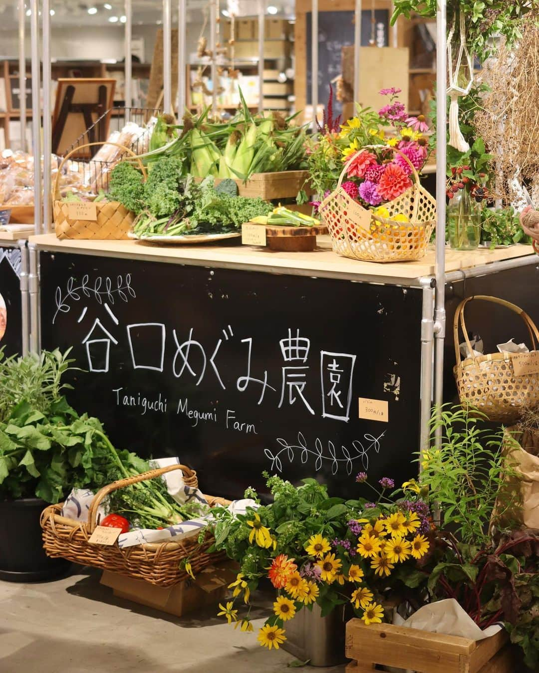 sayoko_betseyのインスタグラム：「出張 Farm Store🐰🥕🌽🍅 ⁡ 無印良品つながる市 ⁡ 週末にめぐさん @taniguchimegumi_farm  のお野菜出店に合わせて私達のシェアファームからもハーブなどを一緒に出品させて頂きました🐰 ⁡ 美味しそうな野菜や、フレッシュなハーブとお花はやっぱり喜んでもらえたし、そういう物を大事に育てて世話する事の誇りをめぐさんから教わった気がします😌❤️ ⁡ シェアファームの発表会は社会勉強にもなった。 もちろんこんな壮大な事は1人でできるはずがなくて、 いつも1番シェアファームのお世話をしてて、当日も朝早くから収穫してくれた @cazina_beatriz  ←途中から店長と呼んでた ⁡ 野菜愛も人一倍。知識も豊富なカリスマ店員 @8686_haru  ←裏店長 ⁡ とメンバーが揃って成り立ちました👏 ⁡ (私は一応ディスプレイ担当🐿) ⁡ ⁡ ⁡ 野菜とかお花を育てるなんて縁がなかった私が、 北海道生活をこんなに楽しめてるのは確実に畑の皆様のおかげ🫶  そして来て下さった方々、本当にありがとうございました😊 ⁡ ⁡ #sapporo #hokkaido  #北海道 #札幌 #北海道移住 #谷口めぐみ農園 #シェアファーム #無印良品 #無印良品つながる市 #札幌PARCO #野菜が好き #ハーブ #エディブルフラワー #週末野心 #北海道に恋してる」