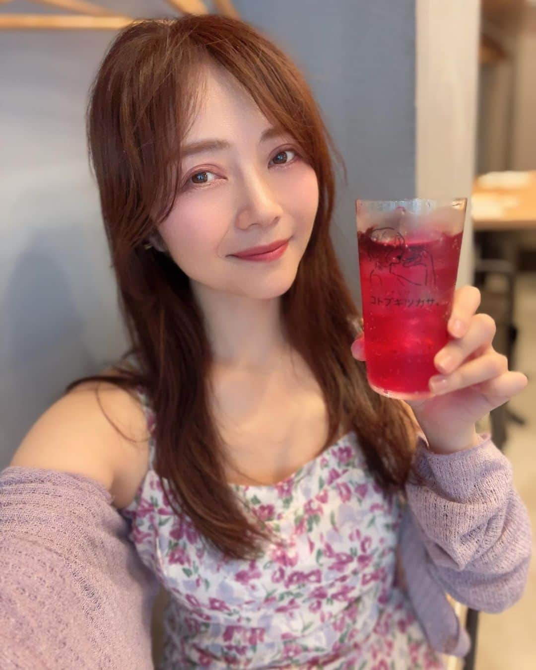 大井智保子のインスタグラム：「こんばんは☀️ 今日も1日おつかれ様でした🍻 暑かったねぇぇ💦  駅前にまた新しいお店が〰💜  平日は15時から、土日は13時からやってるってよ👏 から試合前にも行けちゃう😍  コトブキツカサ🍣  大好きなシソサワーと友達はスイカサワーでカンパイ🍉 カープ女子風のイラストがかわい😍❤️  ユッケおいしいし、こぼれ寿司たのしいけど 一番嬉しかったのがうなバター👏👏  大阪でしか食べたことのなかったうなバター寿司を広島でも気軽にたべられるようになりました✨  カープ前にまたいくなこれは🍣  #お寿司 #お寿司居酒屋 #寿司居酒屋 #コトブキツカサ #鮨 #寿司 #広島グルメ #フルーツサワー #スイカサワー #🍉 #うなバター #うなぎバター #ユッケ #こぼれ寿司 #こぼれずし」