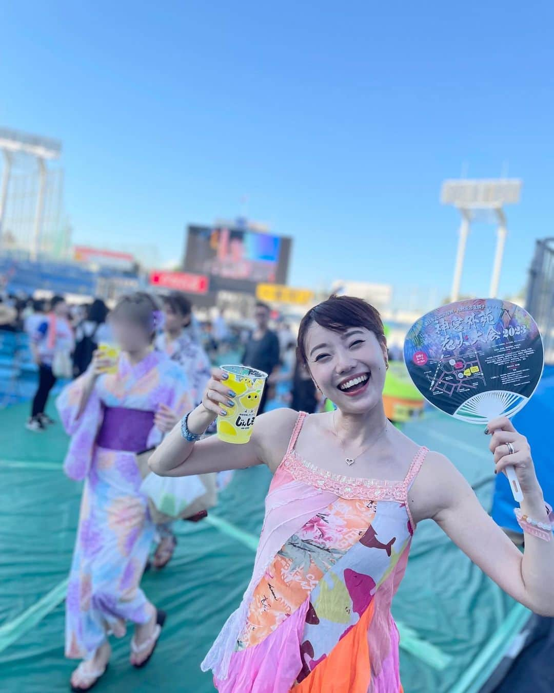 愛水せれ奈さんのインスタグラム写真 - (愛水せれ奈Instagram)「. #星組 #代役公演 素晴らしい出来栄えと色々な方からご連絡いただき、お話しも聞かせていただき、#SNS でも読ませていただき、さすがは星組！！ #星組魂 #星組パッション を感じて、嬉しい気持ちでいっぱいです✨🤩✨ #公式 にて、#琴ちゃん 順調に#回復 しているとのご報告もありましたので✨😭✨ 帰ってくるまで組子みんなで舞台を守り抜く姿を微力ではありますが、お見守りしつつエールを送り続けたいと思います🙇‍♀️🌟 . . #1789 #東京宝塚劇場 . お写真 #神宮外苑花火大会 #神宮球場」8月22日 19時46分 - airi.aaari.aimi