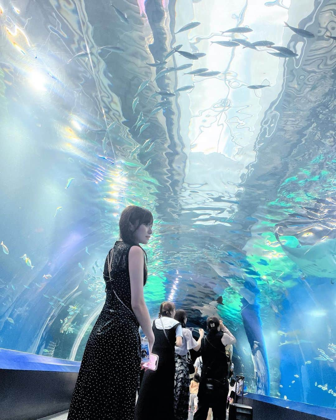 石飛恵里花さんのインスタグラム写真 - (石飛恵里花Instagram)「. 水族館行った時の🐟🤍  ガチ勢なのでカッパ着て びしょ濡れになりながらイルカショー見たよ🐬  #ウーロン茶なのにお酒に見えるの草」8月22日 19時47分 - eririn959