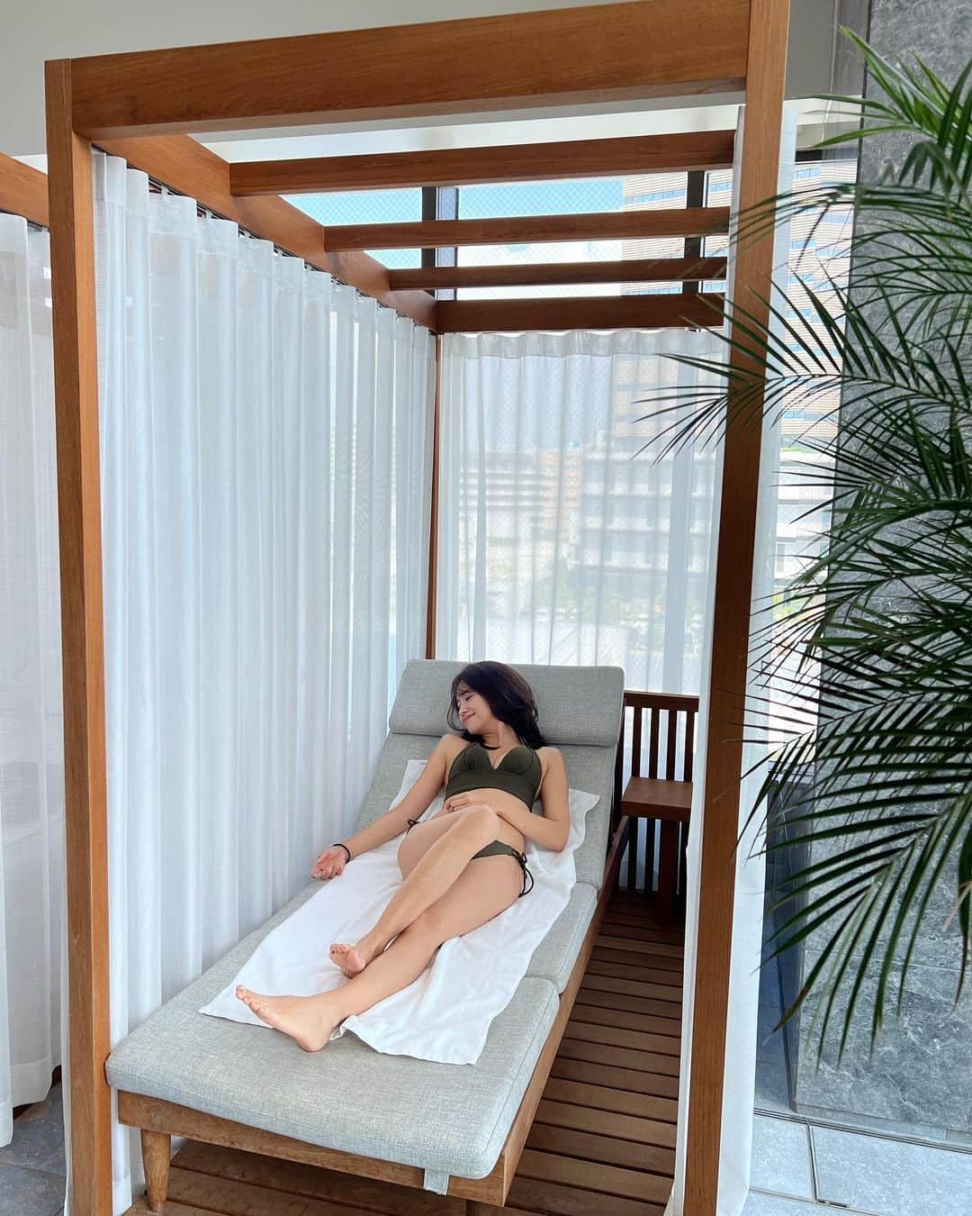 のインスタグラム：「夏はやっぱりプールが気持ち良いですよね☀️近所の区民プールも行っちゃうよぉ🏊笑 クロール頑張り中です💪🏼  そしてご質問にありましたこちらの水着は　@sanai_resort  のものです🍉  #resort #pool #westin #プール#水着#夏 #水泳」