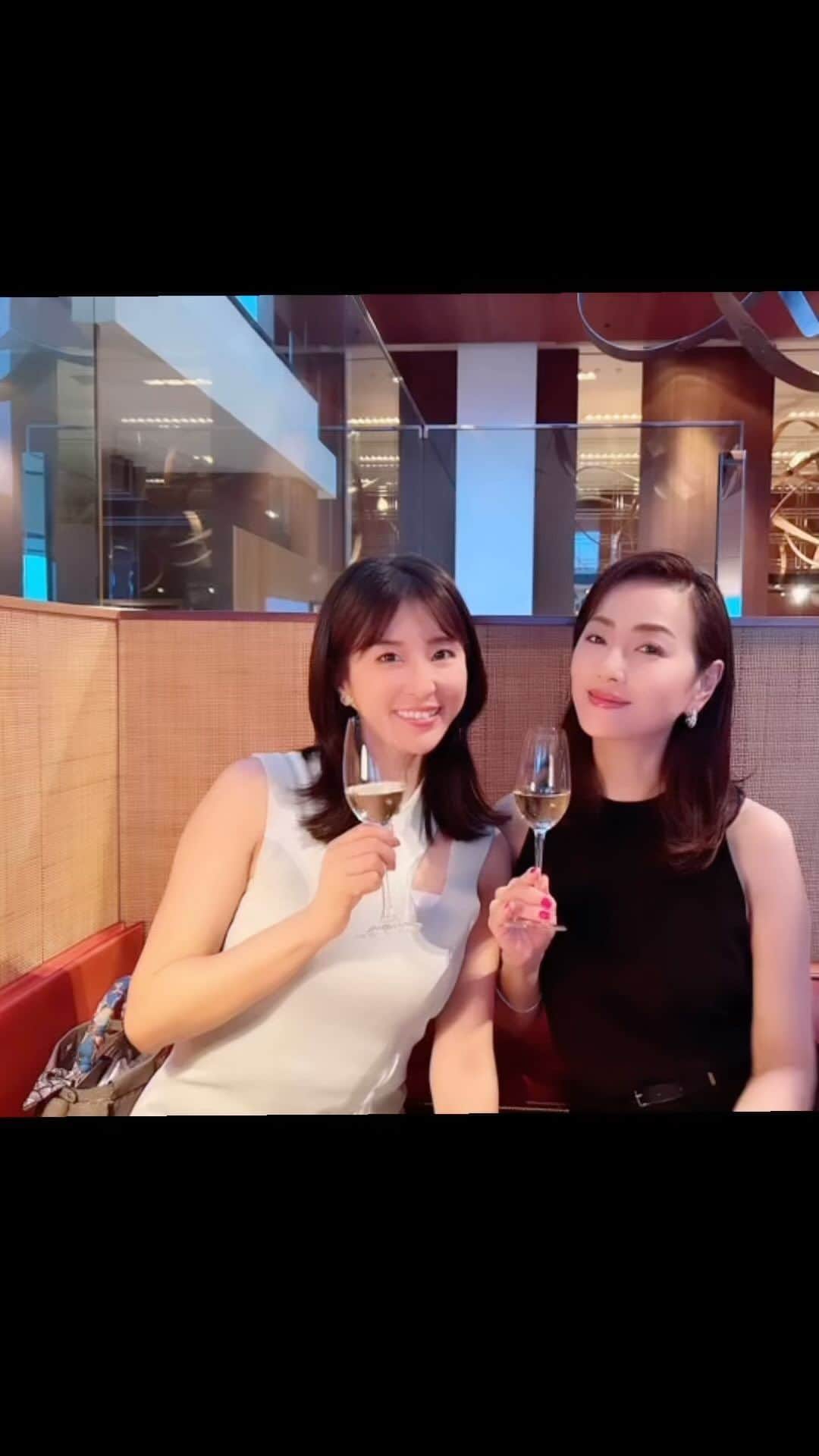 真樹麗子のインスタグラム：「心が通じ合い、信頼しあえ、会うだけで癒され、励まされ、元気になれる親友あゆみちゃんandまいまい🍒 こんなに✨ステキなお友達に出逢えた幸せに感謝します🥂✨  #happiness #子供達が合宿中の束の間happyhour」