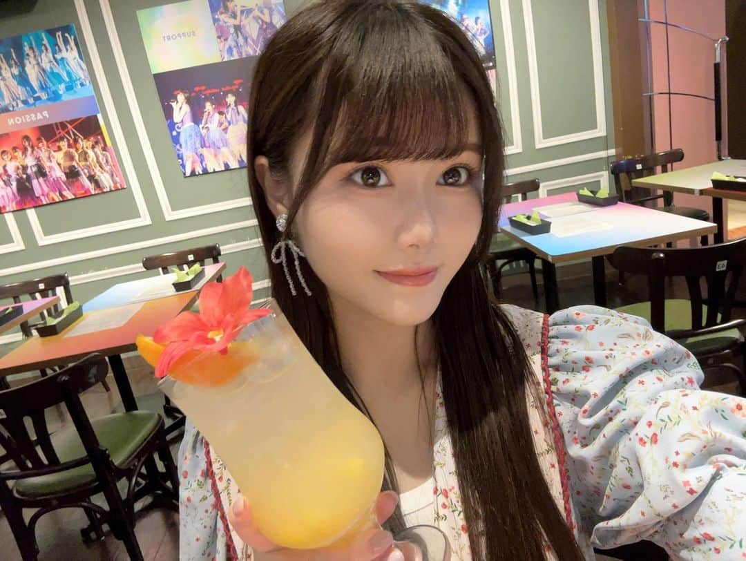 伊藤理々杏さんのインスタグラム写真 - (伊藤理々杏Instagram)「この間真夏の全国ツアーCAFEにお邪魔してきました！☕️🏖  私は林瑠奈ちゃんの｢884ライス｣と自分の｢りりあのおいシーサーなパイナップルソーダ｣を頼みましたがどっちもめちゃくちゃ美味しかった〜✨️  フォトカードは賀喜遥香ちゃんと一ノ瀬美空ちゃんが来てくれたんだけど可愛すぎたのでしっかりトレカホルダーに入れました💖  #乃木坂46 #伊藤理々杏 #真夏の全国ツアーCAFE」8月22日 19時51分 - riria.ito_official