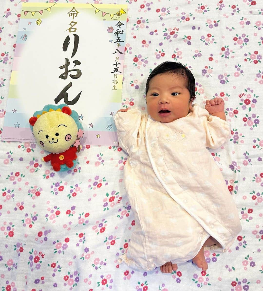 のインスタグラム：「Hello my name is Leon 👶🏻💛  名前は、りおんです。 しし座のLeoに由来しています🦁  #お七夜  #命名書  #helloworld  #leo #Leon #cojicoji #コジコジ」