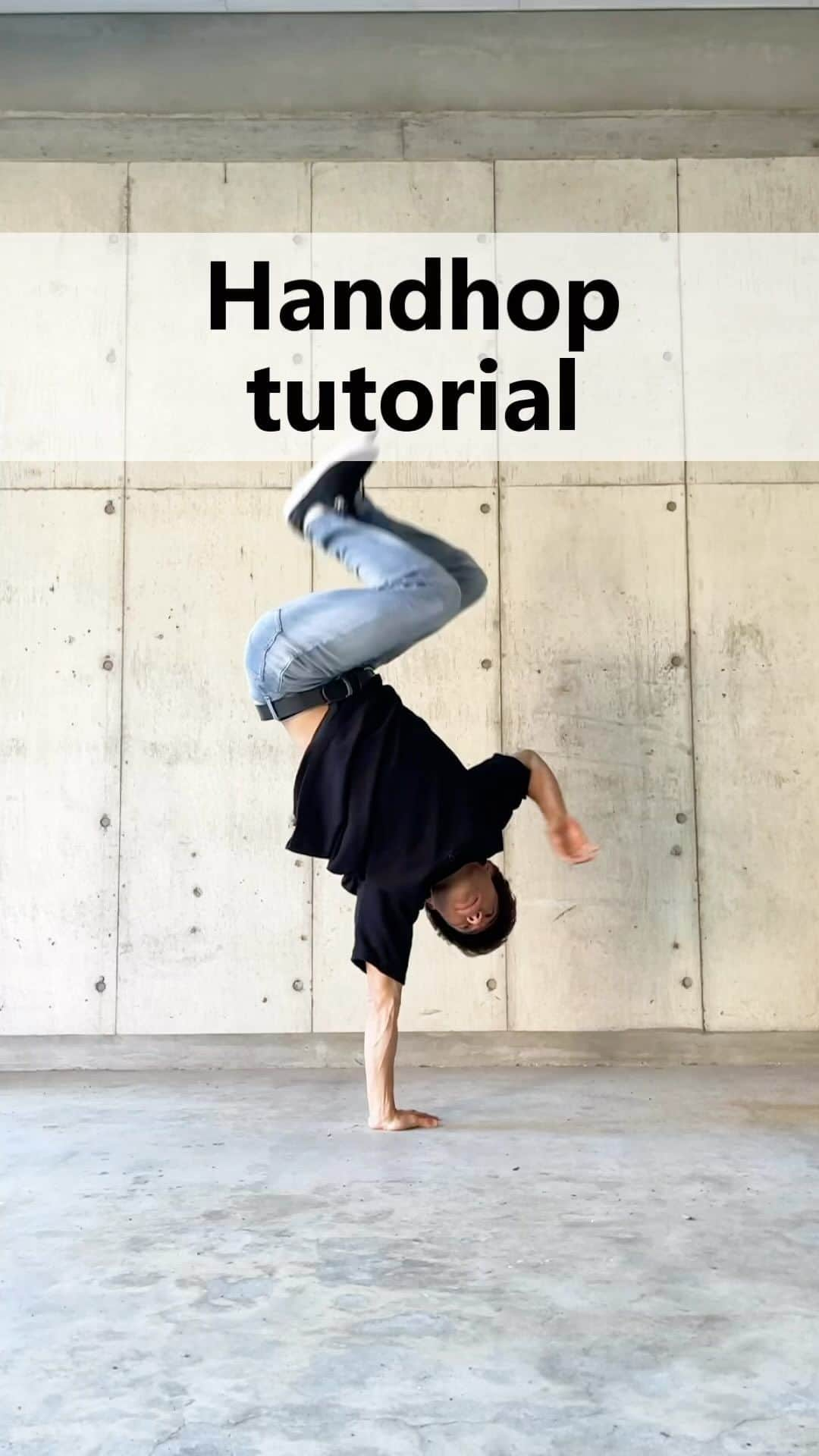 ASHITAKAのインスタグラム：「Handhop Tutorial💪 ワンハンドラビット講座！  縦系に関するレクチャーは @masters_ashitaka   🐇follow me🐇 逆立ち世界一ダンサー @ashitaka1018  #handhop #breakdance #breakdancetutorial #ブレイクダンス講座 #trickandcombo #逆立ち #freeze #ブレイクダンス #ギネス世界記録 #guinnessworldrecord #tatestyle #ワンラビ #forgetneverclothing #新潟」