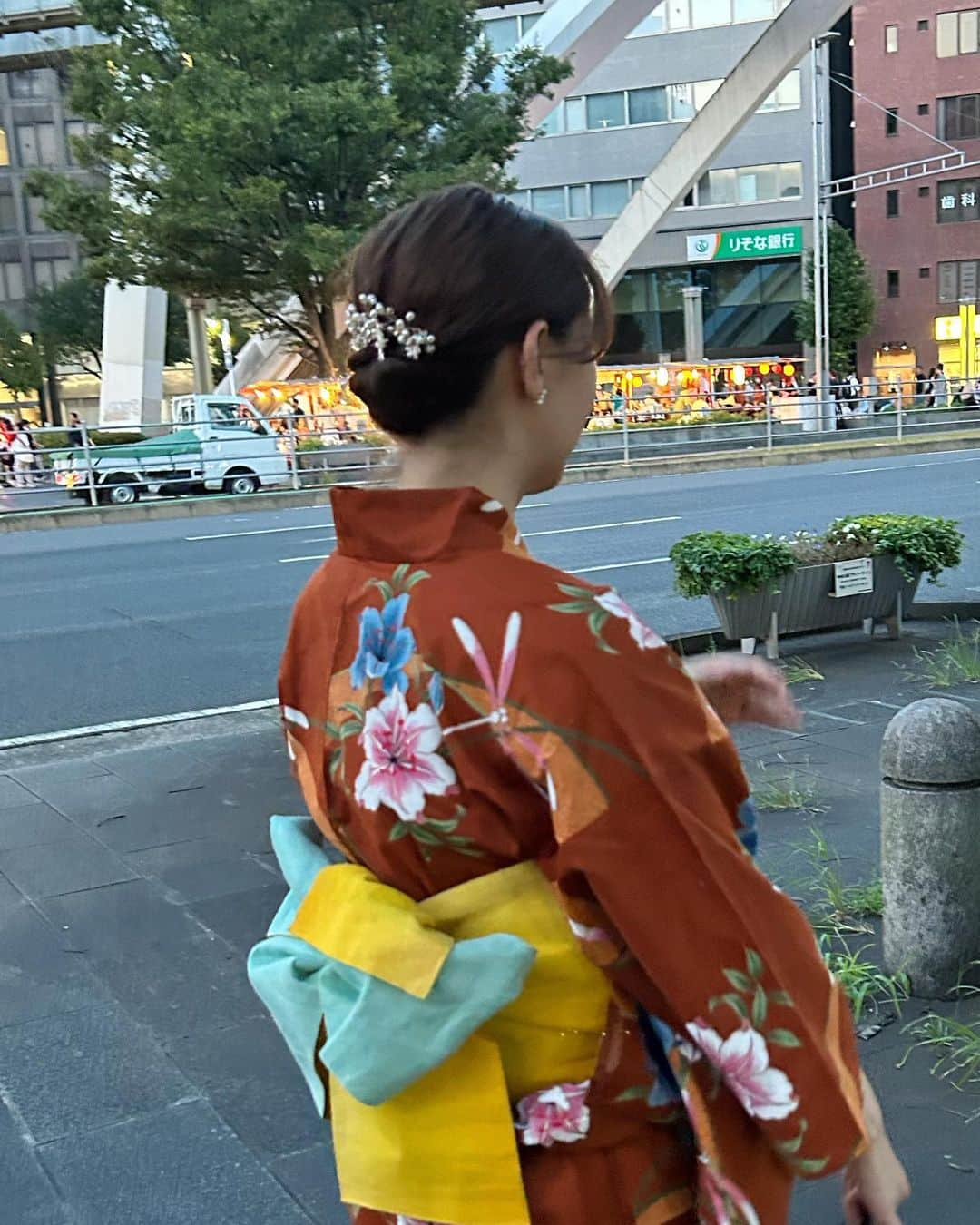 江野沢愛美さんのインスタグラム写真 - (江野沢愛美Instagram)「何年振りかに地元千葉のお祭りに行ってきました✨ このお祭り最後に来たのは10年前くらいかな...？ 中高生の時は毎年楽しみにしてました☺︎  私たちは絶賛コロナ禍に出逢ったので 初めてのお祭りデートでした👘🍧  久しぶりに祖母に着付けてもらって、母に髪を結んでもらいました。  ただ浴衣は暑すぎたのでしばらく遠慮しておきます。笑 昔はお祭りに浴衣で行っても、もう少しマシだったような...🫠年々暑い。」8月22日 19時55分 - enosawa_manami