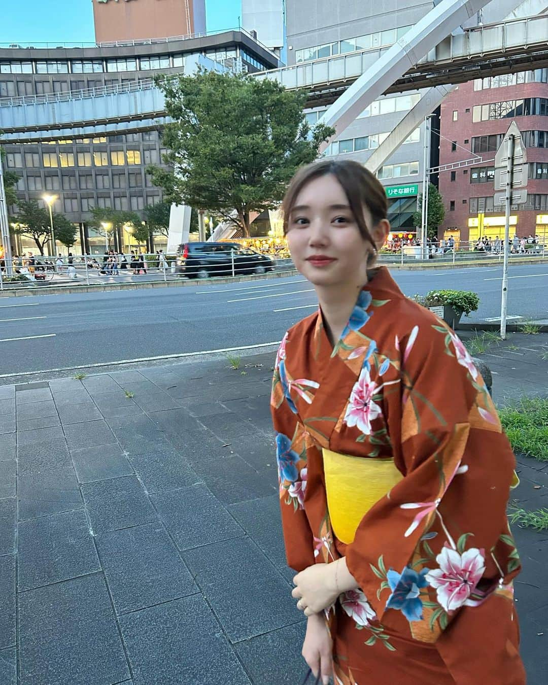 江野沢愛美さんのインスタグラム写真 - (江野沢愛美Instagram)「何年振りかに地元千葉のお祭りに行ってきました✨ このお祭り最後に来たのは10年前くらいかな...？ 中高生の時は毎年楽しみにしてました☺︎  私たちは絶賛コロナ禍に出逢ったので 初めてのお祭りデートでした👘🍧  久しぶりに祖母に着付けてもらって、母に髪を結んでもらいました。  ただ浴衣は暑すぎたのでしばらく遠慮しておきます。笑 昔はお祭りに浴衣で行っても、もう少しマシだったような...🫠年々暑い。」8月22日 19時55分 - enosawa_manami