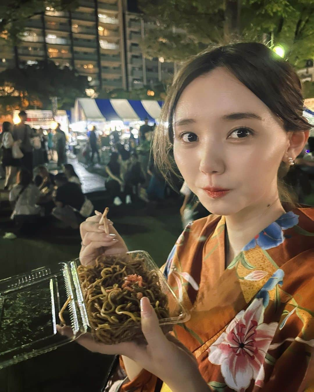 江野沢愛美さんのインスタグラム写真 - (江野沢愛美Instagram)「何年振りかに地元千葉のお祭りに行ってきました✨ このお祭り最後に来たのは10年前くらいかな...？ 中高生の時は毎年楽しみにしてました☺︎  私たちは絶賛コロナ禍に出逢ったので 初めてのお祭りデートでした👘🍧  久しぶりに祖母に着付けてもらって、母に髪を結んでもらいました。  ただ浴衣は暑すぎたのでしばらく遠慮しておきます。笑 昔はお祭りに浴衣で行っても、もう少しマシだったような...🫠年々暑い。」8月22日 19時55分 - enosawa_manami