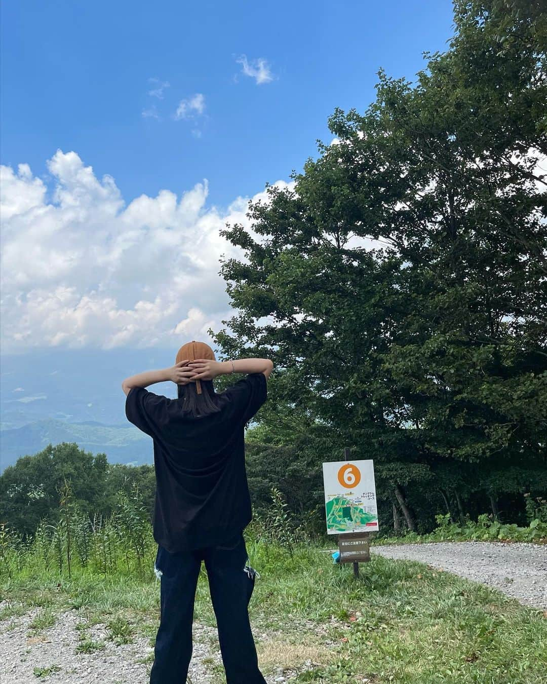 住田悠華のインスタグラム：「‎☁️ ‎☁️ ☁  . . . . .  お休みをいただいて、家族旅行に行ってきました🫶 長野県🍎  沢山笑って食べて動いてめちゃくちゃ楽しかった♡  久しぶりに夏に旅行いけたぞぉ😭  幸せチャ－ジされました🥹 帰りたくない🥸🥸🥸  沢山写真撮ったのでインスタとTwitterで載せてくね🫶  そして旅行では、大好きな @___nicoichi___ ちゃんがプロデュースしている#jimwag のお洋服で過ごしてました🖤  さいっこうの思い出📷💭💓  #長野 #旅行 #信州 #tangram #斑尾高原 #空 #景色 #fashion #fyp #idol #アイドル #平成フラミンゴにこちゃん #アプガ #アップアップガールズ仮 #住田悠華」