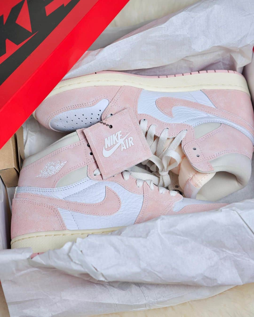 早川実季さんのインスタグラム写真 - (早川実季Instagram)「Nike WMNS Air Jordan 1 Retro High OG "Washed Pink" 🌷🤍  発売前から狙ってたんだけど、買えなくて、リストックも拾えなくて…🐿️ スニダンで買ったら不良でキャンセルになったりしちゃって、やっとやっと手に入れた👟❕  可愛すぎるカラーリングで大満足です👶🏻🫶🏻  #aj1 #airjordan1 #airjordan #nike #ナイキ #エアジョーダン1 #エアジョーダン #スニーカー #スニーカー女子 #スニーカーヘッズ #ナイキスニーカー #ナイキ女子」8月22日 20時06分 - hayakawa_miki