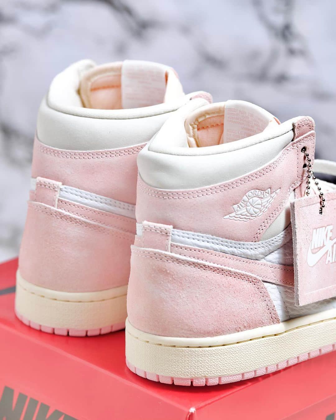 早川実季さんのインスタグラム写真 - (早川実季Instagram)「Nike WMNS Air Jordan 1 Retro High OG "Washed Pink" 🌷🤍  発売前から狙ってたんだけど、買えなくて、リストックも拾えなくて…🐿️ スニダンで買ったら不良でキャンセルになったりしちゃって、やっとやっと手に入れた👟❕  可愛すぎるカラーリングで大満足です👶🏻🫶🏻  #aj1 #airjordan1 #airjordan #nike #ナイキ #エアジョーダン1 #エアジョーダン #スニーカー #スニーカー女子 #スニーカーヘッズ #ナイキスニーカー #ナイキ女子」8月22日 20時06分 - hayakawa_miki