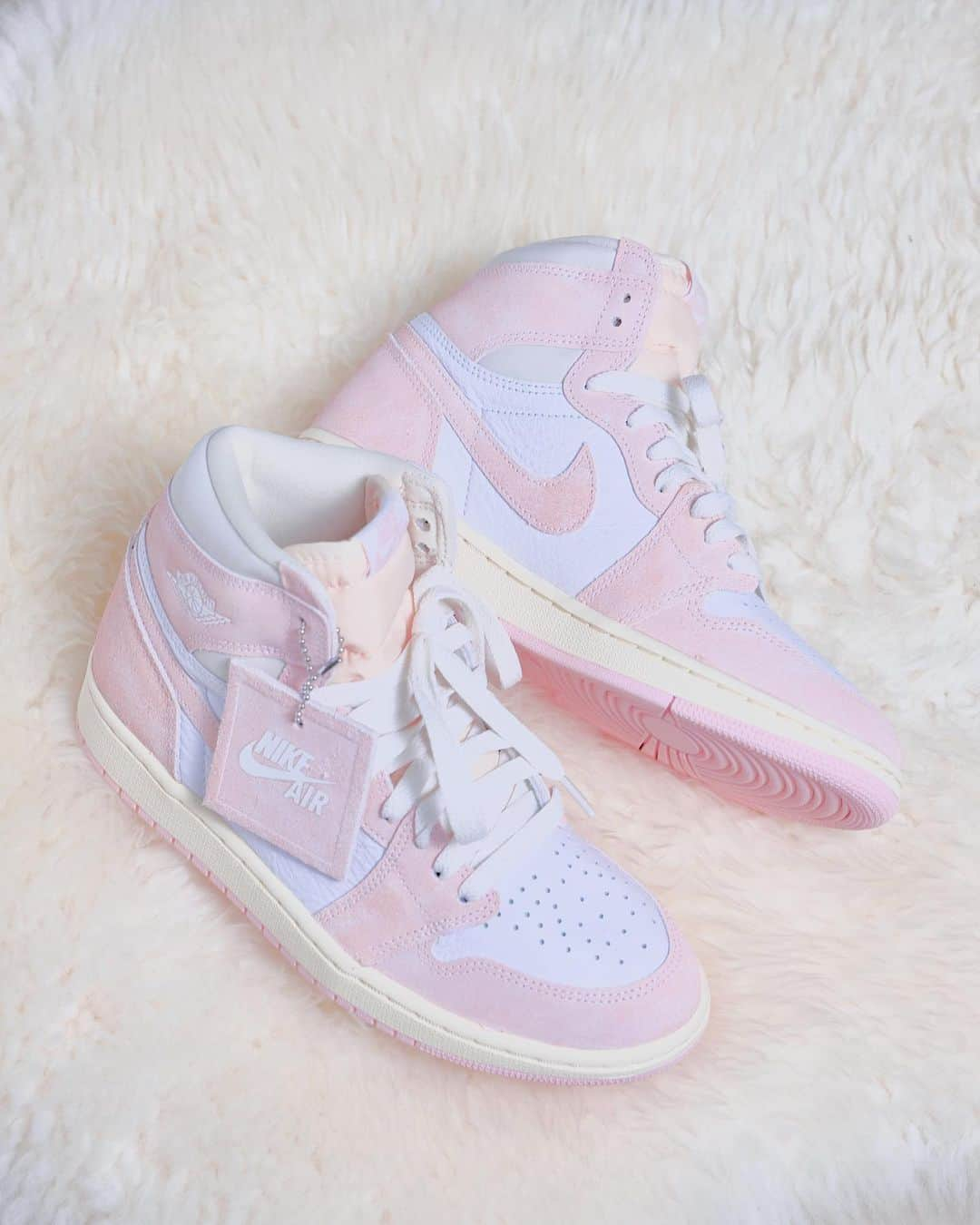 早川実季のインスタグラム：「Nike WMNS Air Jordan 1 Retro High OG "Washed Pink" 🌷🤍  発売前から狙ってたんだけど、買えなくて、リストックも拾えなくて…🐿️ スニダンで買ったら不良でキャンセルになったりしちゃって、やっとやっと手に入れた👟❕  可愛すぎるカラーリングで大満足です👶🏻🫶🏻  #aj1 #airjordan1 #airjordan #nike #ナイキ #エアジョーダン1 #エアジョーダン #スニーカー #スニーカー女子 #スニーカーヘッズ #ナイキスニーカー #ナイキ女子」