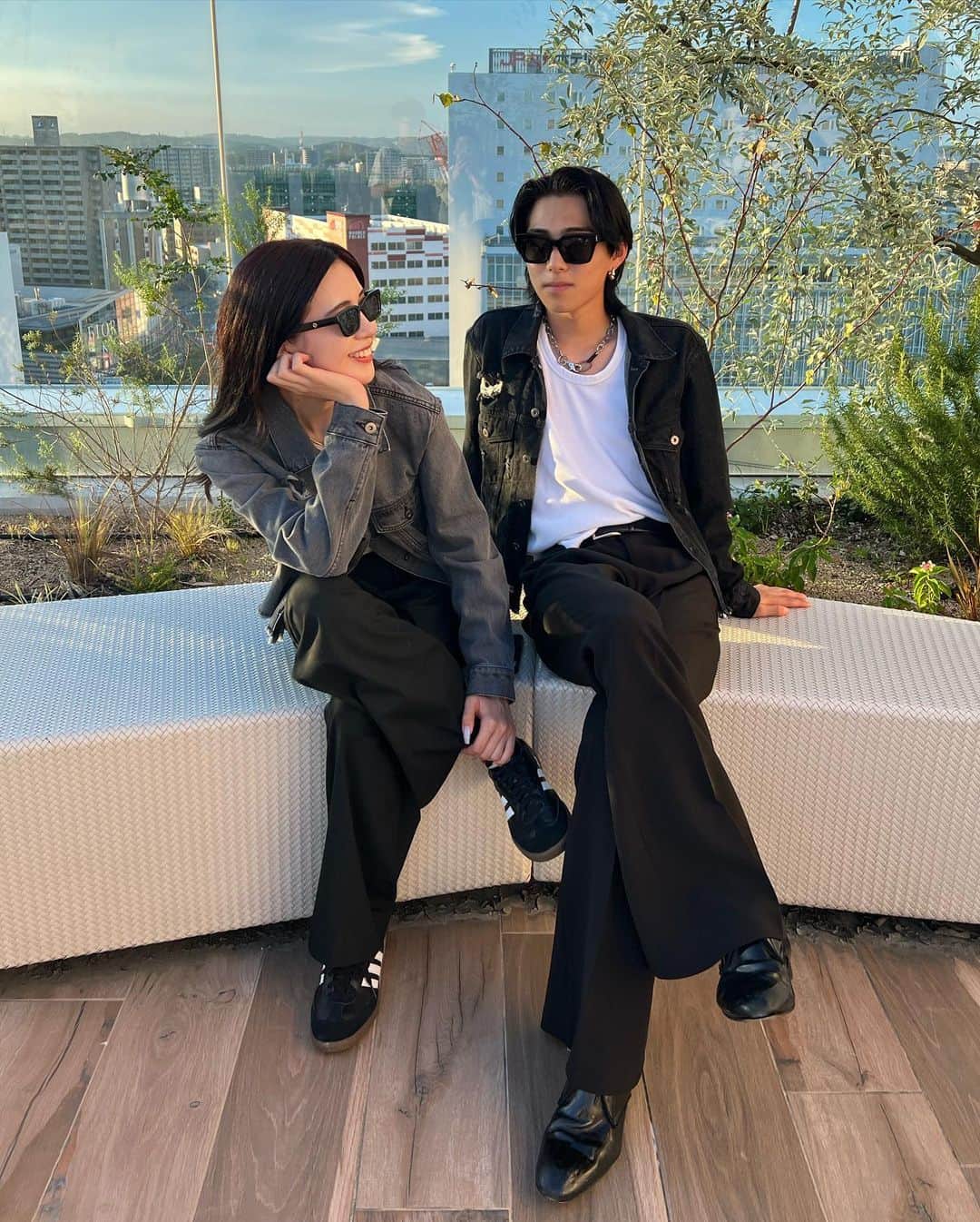 こたのインスタグラム：「. 秋田⇨宮崎 日本縦断してきました。笑  @un__aile のデニムジャケット2人のこだわりめっちゃ詰まってて本当かっこいいんです。 ちなみにスラックスもUNAILEだからまた詳細出します😏 8/25オンライ販売です🫶  ３つ目の動画は真ん中に立ててなくてかなりダサいです笑笑  宮崎は秋田の地元くらい本当に好きな場所。 ノワまたいこうね😉」