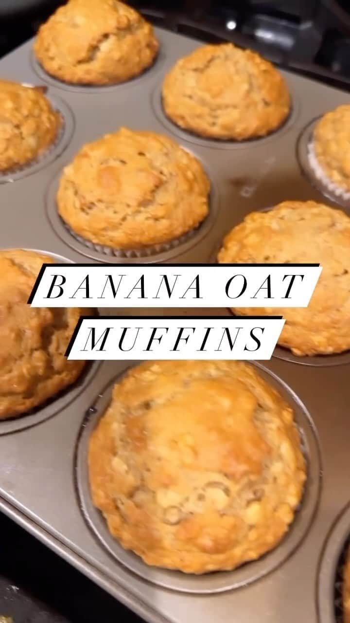 オリビア・タイのインスタグラム：「🍌Banana Oat (Breakfast) Muffins 30-minute recipe  Here’s a glimpse of how I casually develop a new recipe!  I came home from a short trip to NYC to find a bunch of very ripe bananas sitting on the counter. I was tidying up when some of them fell off the stem… which meant that it was a sign to bake something with them.  Here is a quick 30-minute recipe when your bananas are too ripe to eat. It’s also a good idea to have all of these ingredients on hand. They are really useful in times like these!  INGREDIENTS  Large Bowl of Dry Ingredients: 1 1/2 cups AP flour 1 tsp baking powder 1 tsp baking soda 1/2 tsp salt 1 tsp cinnamon 1 1/2 quick oats  Medium Bowl of Wet Ingredients: 1/2 cup browned butter 3 ripe bananas 2 eggs 2 tsp vanilla extract 15 drops Madagascar Vanilla essential oil (dōTERRA brand only) 1 drop Baking Spice (dōTERRA brand only) 3/4 cup maple syrup  INSTRUCTIONS 1. Preheat oven to 425°F & line a 12-cup baking tin 2. Whisk dry ingredients in a large bowl 3. Mix wet ingredients in a medium bowl 4. Add the wet ingredients to the dry ingredients until just combined 5. Scoop into the lined tin 6. Bake for 5 minutes at 425°F 7. Turn down the temperature to 350°F and bake for 15 minutes 8. Enjoy with a side of love 🤍  #bananabread #bananamuffins #bananaoatmuffins #baking #bakingfromscratch #easyrecipes #brownbutter #oliviathai #losangeles #recipes #bananarecipes #bakingrecipes #breakfastidea #breakfastideas #kidsrecipes #pickyeaterapproved #doterra #doterrarecipes #essentialoils」