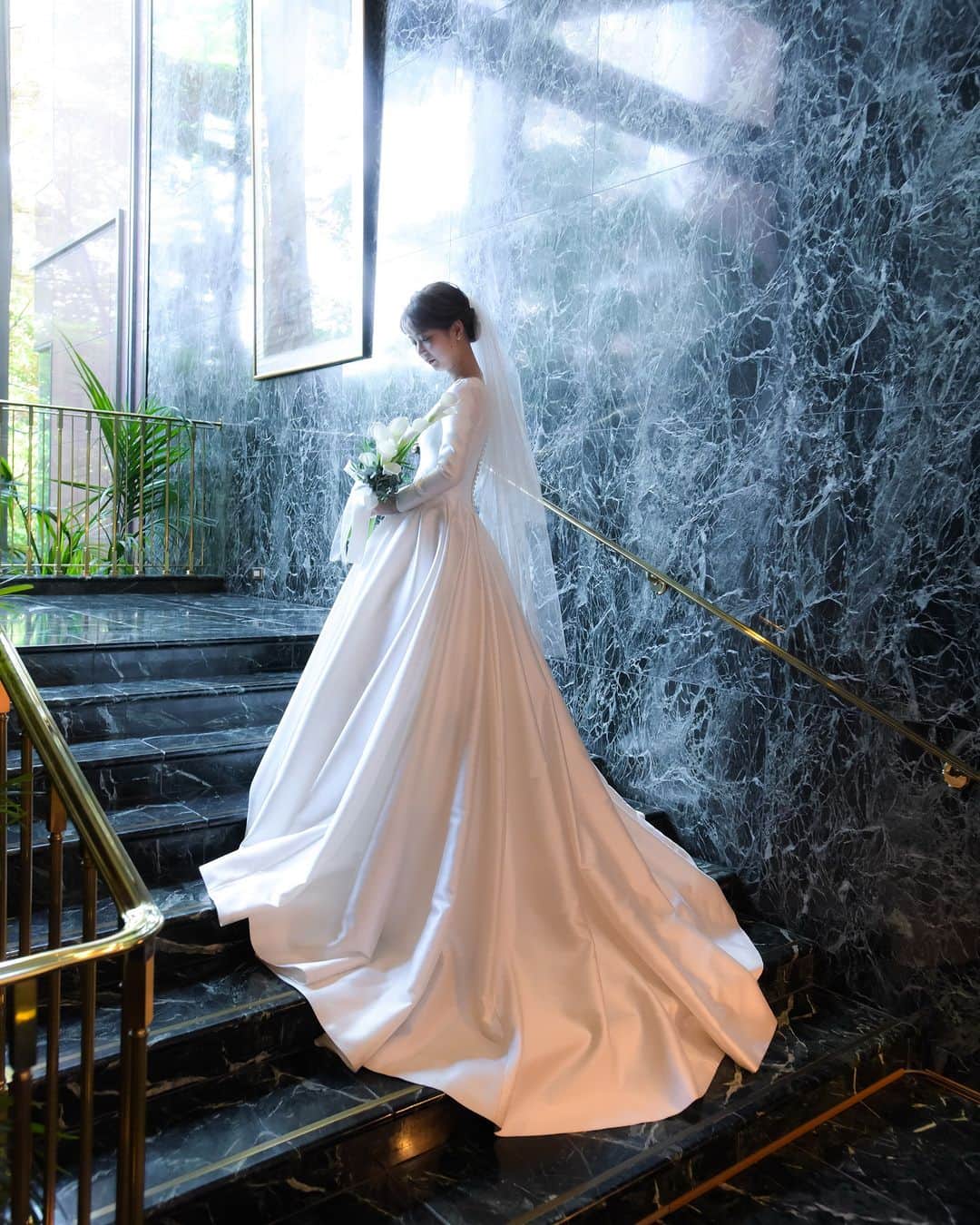 ホテル椿山荘東京ウエディングさんのインスタグラム写真 - (ホテル椿山荘東京ウエディングInstagram)「❤  花嫁の憧れ✨ ハツコ エンドウ ウェディングス  ………………………………………  世界中から選りすぐったドレスを豊富に揃える 「ハツコ エンドウ ウェディングス」は、  どの角度から見ても美しいシルエットが特長💛   ホテル椿山荘東京内にも ドレスサロンをご用意しています♪  ミカドシルクの輝きが美しく、 シンプルなロングスリーブドレスは、 クラシカルな雰囲気が漂い、大人花嫁を演出します。  清楚ですてきなご新婦に とてもお似合いです✨  Dress @hatsuko_endo   TOKYO RESORT WEDDING 東京には、ひとを祝福する森がある。  ----------------------------------------------- @hotelchinzansotokyo_wedding のアカウントを タグづけ＆ #椿山荘花嫁 にてご投稿いただいた方より ステキなお写真✨をご紹介させていただきます。 皆さまのご投稿をお待ちしております ------------------------------------------------  #ホテル椿山荘東京ウエディング #ホテル椿山荘東京 #椿山荘結婚式 #東京リゾート #東京リゾートウエディング #tokyoresortwedding #東京花嫁 #関東花嫁 #花嫁ショット  #ウェディングレポ  #ホテルウエディング #結婚式準備  #結婚式場探し #式場見学  #卒花嫁 #2023花嫁 #大人花嫁  #ウエディングドレス #ウェディングドレス #ホワイトドレス #ウェディングドレス試着 #ロングスリーブドレス #ロングトレーン #aライン #aラインドレス #ハツコエンドウ  #前撮り #プレフォト  #ウェディングフォト」8月22日 20時00分 - hotelchinzansotokyo_wedding