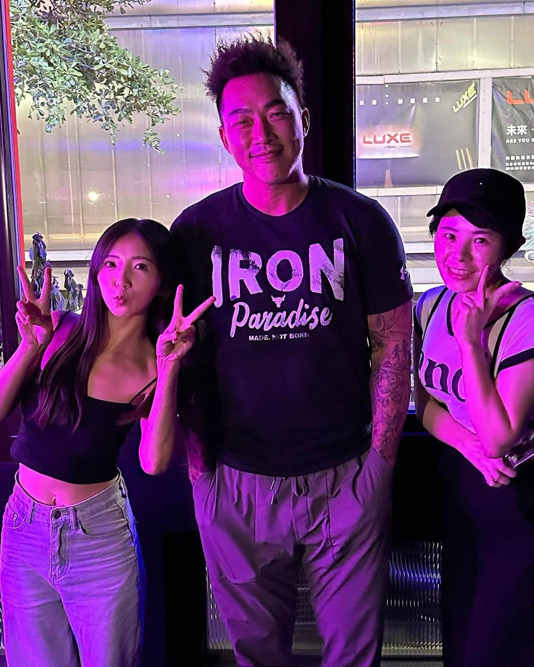 のインスタグラム：「--🇹🇼Taiwan バーでたまたま台湾の野球選手と会えてラッキー！台北本当に狭くて友達も有名人もよく会える😂  ・ ・ ・　 ・ ・ ・  —  #instapic#日本#パーティー#寫真#portrait#사진#バー#lamborghini#커피#ポートレート#japanesegirl#写真集#japan#photo_jpn#ferrari#섹시#photo#写真部#フォロー#撮影#model#view#bar#tokyo#follow#portraitsedition  來酒吧還可以遇到郭泓志棒球選手真的很lucky 🤩」