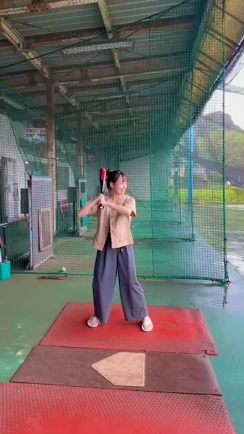 柳生みゆのインスタグラム：「ボール当たるだけで嬉しい☺️⚾️もっと打てたらストレス溜まった時に行くの楽しいんだろなーぁ。みんなバッティングセンターとか行ったりする？🚲 #バッティングセンター」