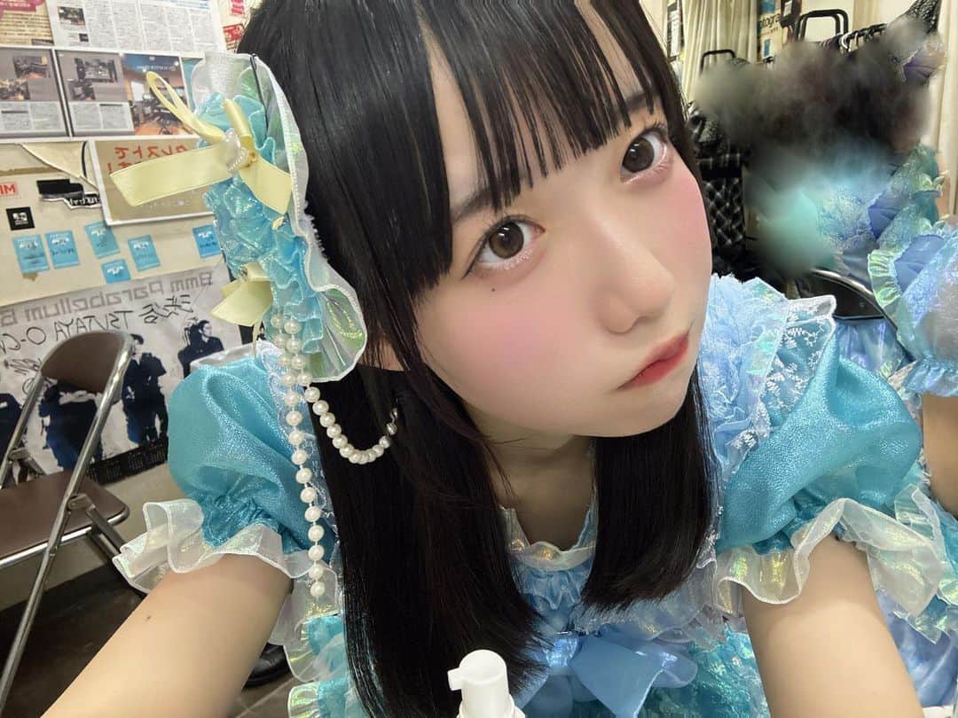 新居歩美のインスタグラム：「普段はクリアコンタクトなんだけど、この日は切れてて変なカラコンだった🌐🌐  まつパは2度目のるなさん！　@_runa928 3週間経ってもこの睫毛❤️‍🔥  #アイドル #アイドル衣装 #アイドル前髪 #カラコン #水光カラコン #まつぱ #ストレートヘア」