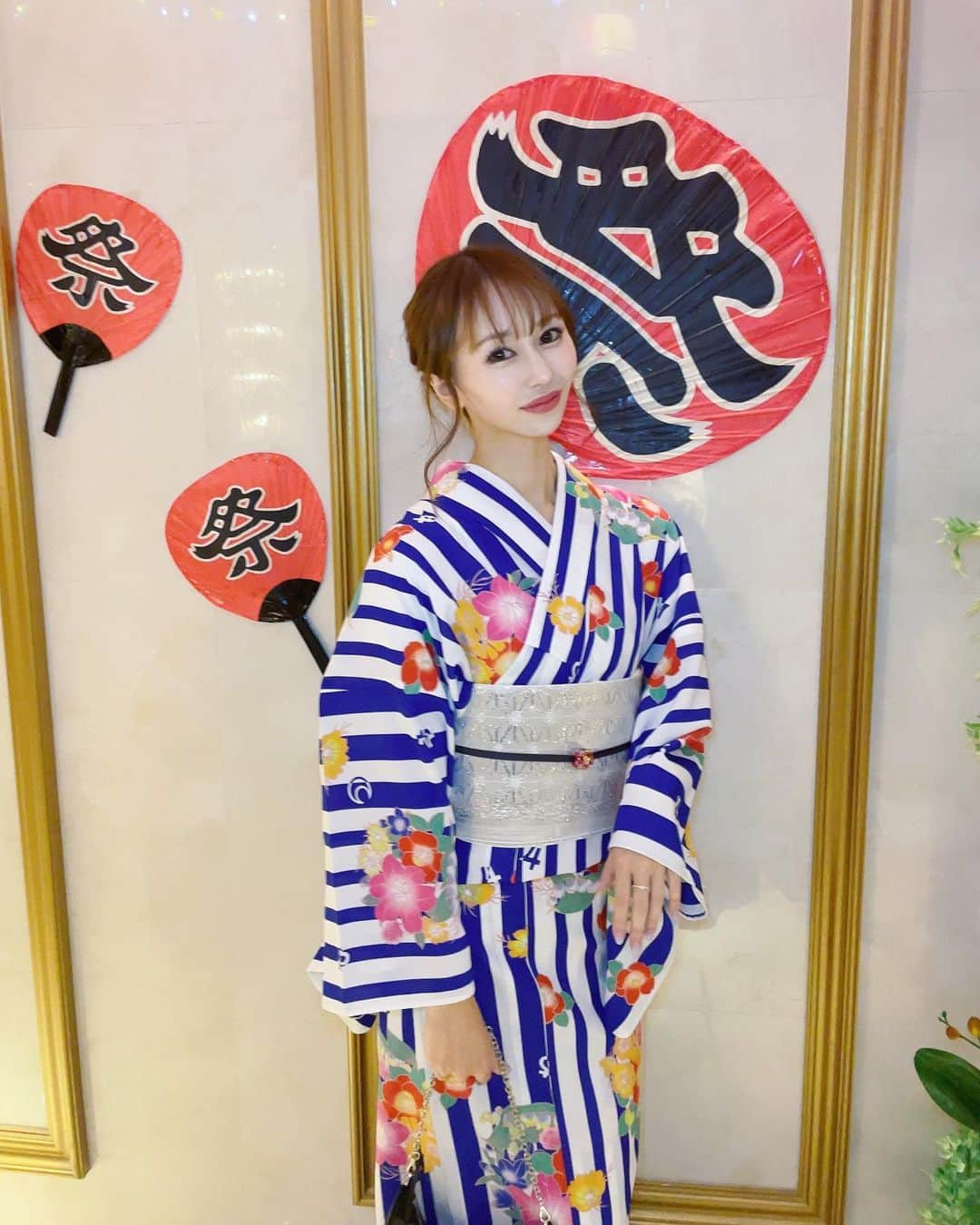 小林香菜のインスタグラム：「浴衣イベント👘 8月21.22は浴衣デー👘👘 1日目は青のストライプの浴衣にしたよ🟦 今日はまた違う色の浴衣🙂 夏だねぇ〜🍉🍉  #浴衣　#浴衣デー　#浴衣イベント　#👘　#キャバクラ　#銀座　#ジェイボーグ　#jvogue #イベント」