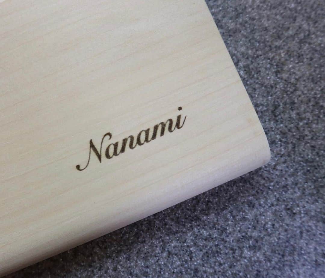 Nanamiさんのインスタグラム写真 - (NanamiInstagram)「. 名前入りのまな板を新調🪵  "いちょうの木"で作られているらしい🌳 お手入れしっかりして長く使いたい😌 キッチンに立つのが楽しくなるアイテム。  私はMサイズにしました！ 贈り物としても喜んでもらえそう🌼  #MANAITA#贈るまな板 #結婚祝い #結婚祝いのプレゼント #記念日プレゼント #新築祝い #誕生日プレゼント  #名入れギフト #贈り物に最適  #プレゼントにおすすめ」8月22日 20時16分 - nana27chan
