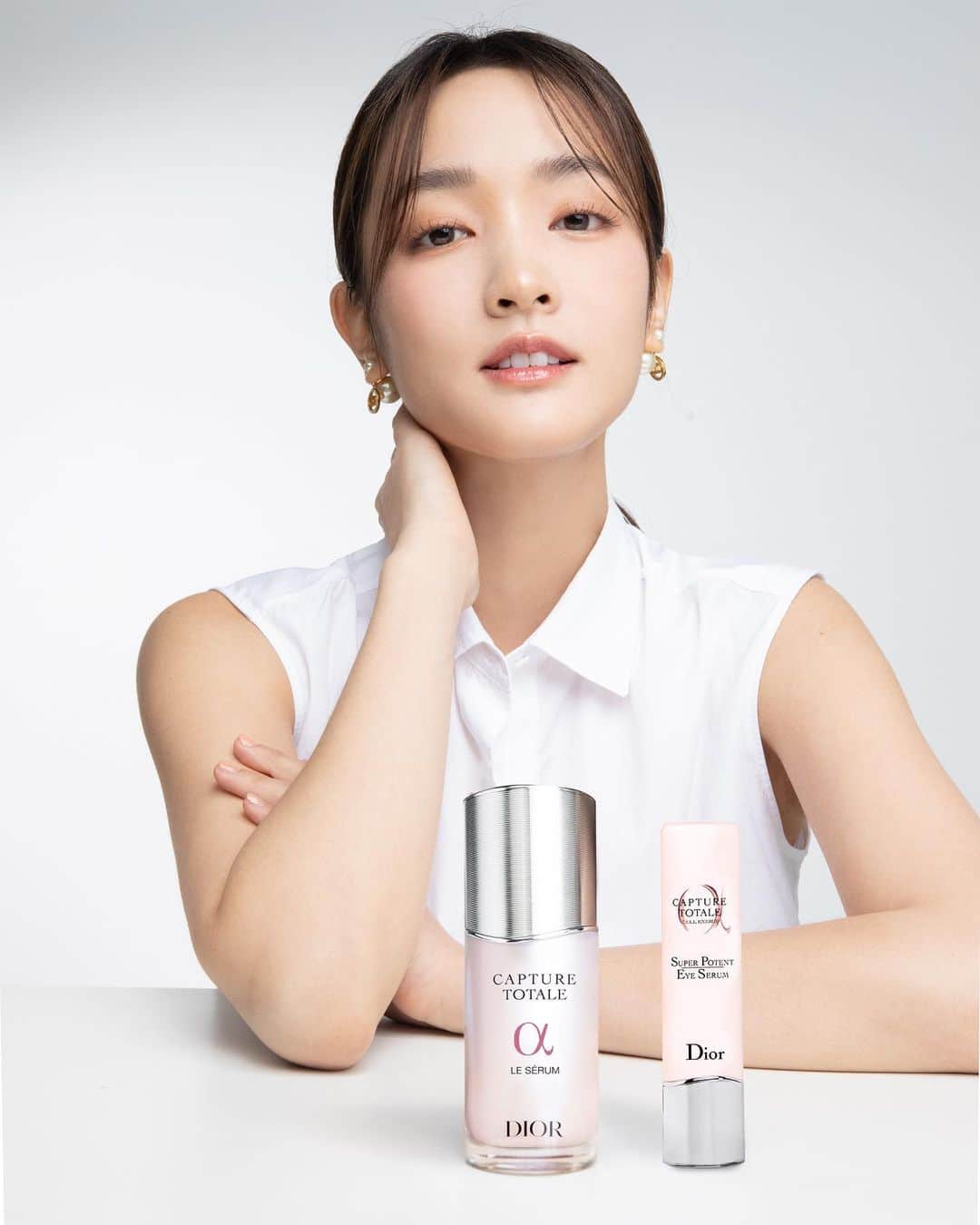 ジングルワンのインスタグラム：「： 平時即使拍戲再累再忙，都有 @diorbeauty 的超能量保養陪伴，有了迪奧逆時明星雙精華，就能幫我快速充電，恢復到閃閃發光的狀態。  在擔任能量大使的這段日子，平時不可或缺的能量瓶是在每日的反覆上妝卸妝過程中保濕肌膚的小幫手。沙漠乾肌的我再搭配「雙膜法」保養手法，讓我即使在冷氣房裡一整個晚上都不乾燥❤️  除此之外，因為工作的關係無可避免的遮瑕及眼妝也容易造成眼下缺水的狀況，擁有了亮眼棒，即使拍戲熬夜了，隔天依然可以有炯炯有神的雙眼😗🤍  只需要一個禮拜的時間，七天之後就能還給我緊緻明亮的好氣色  我想「七」在今天是個好數字吧  搭配 @diorbeauty的七天緊緻超能亮 大家七夕快樂🎋  #DiorBeauty #DiorCaptureTotale  #迪奧逆時明星雙精華」