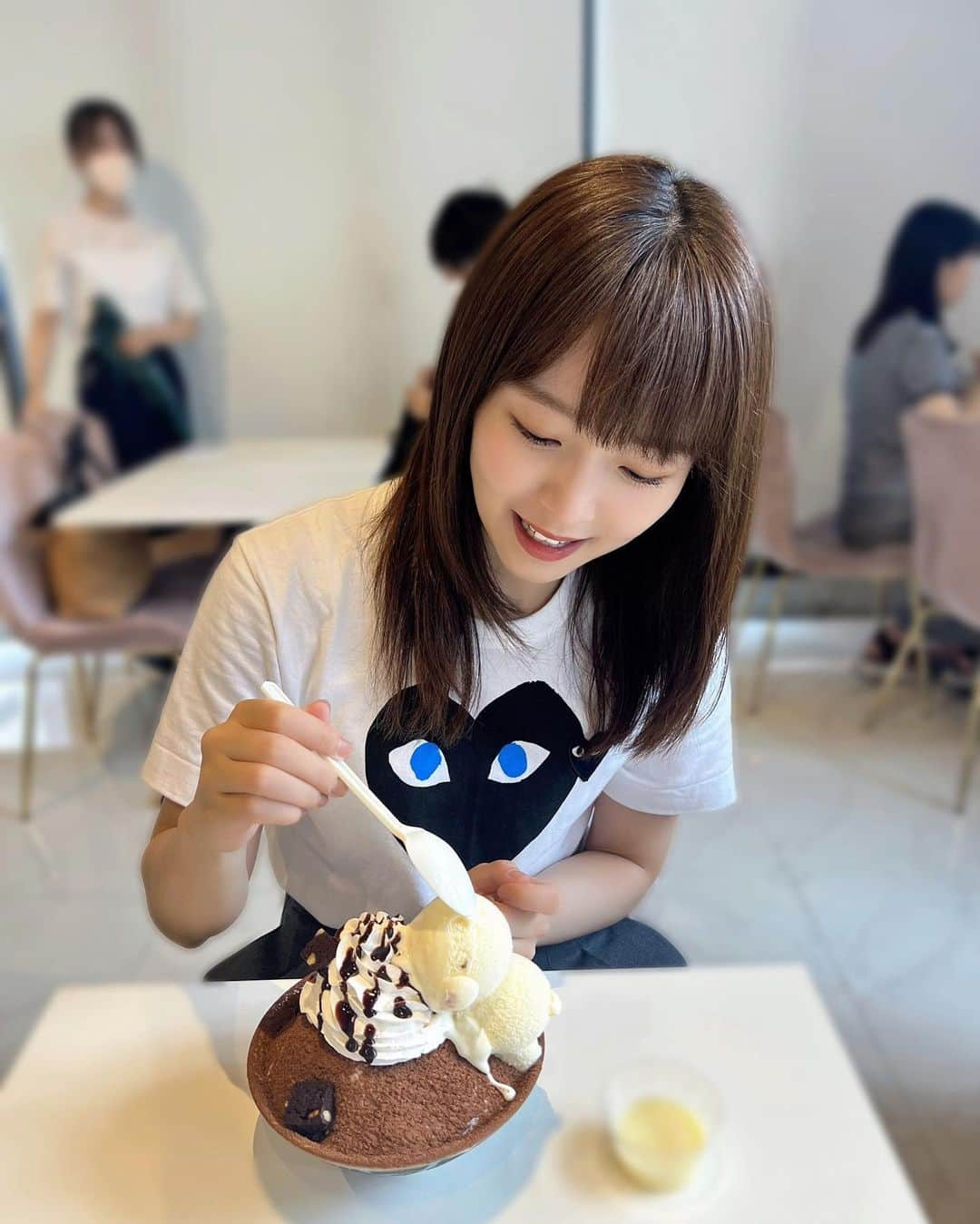 高畑結希のインスタグラム：「. 暑さでクマも溶けかけ🐻‍❄️☀️ 美味しかったー！ かき氷食べてると最後の方寒いよね🥶 . #かき氷 #かきごおりすと #ピンス #チョコレート」