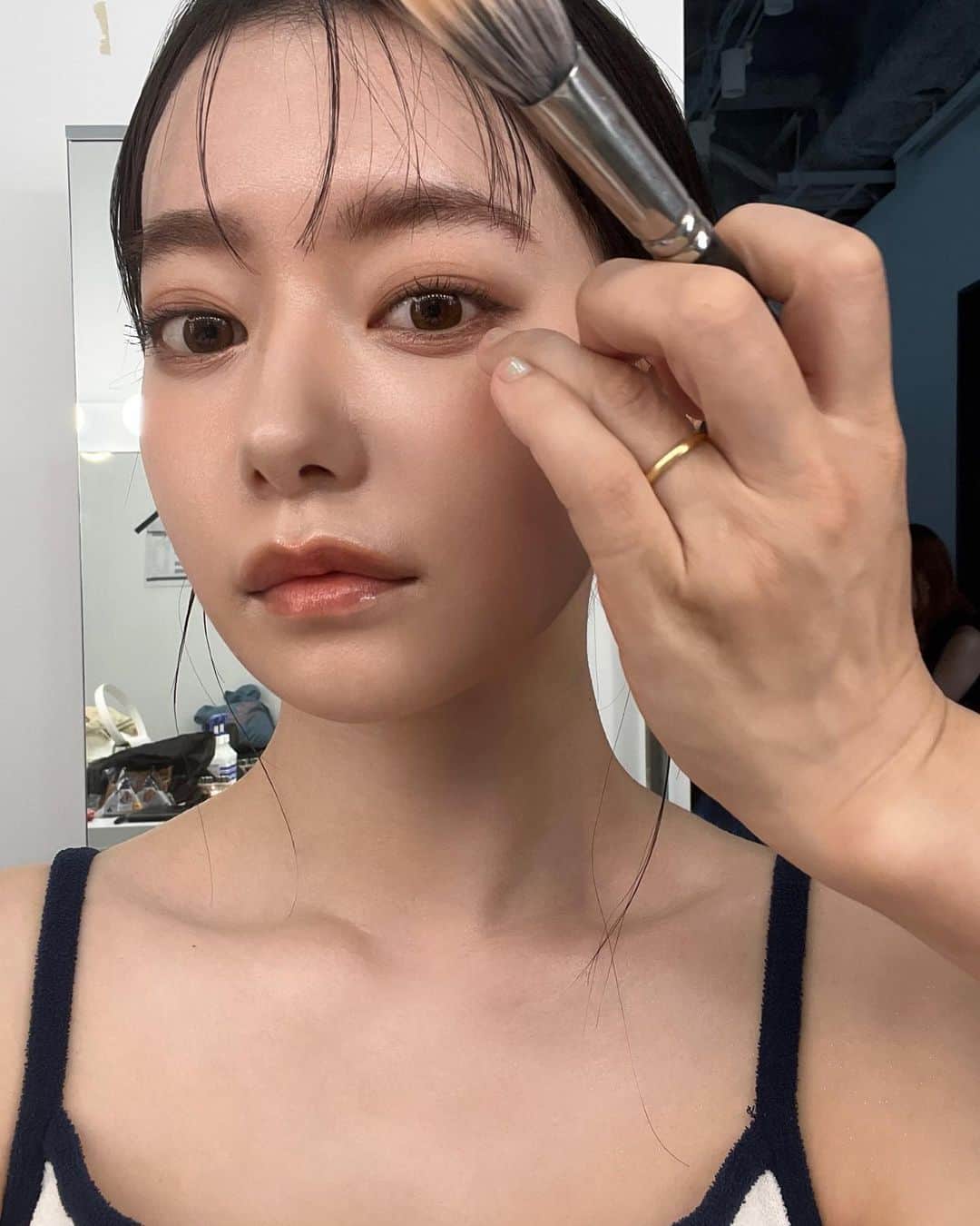 のインスタグラム：「.  最近のお気に入り🩵🩵 @maquillage_jp の下地が透明感のあるツヤ肌が めっちゃ綺麗で、この前撮影でも使ってもらった✨ 塗った直後からツヤと立体感の変化がすごくて、 これが小顔印象に繋がるのかって納得. 透けるような血色感としっかり毛穴カバーできるのも ポイント🧚‍♂️ 8月21日に発売されるからみんなもチェックしてみて🦋🦋  #提供 #マキアージュ #ドラマティックフォルミンググロウベース #小顔トリック #化粧下地 #ベースメイク」