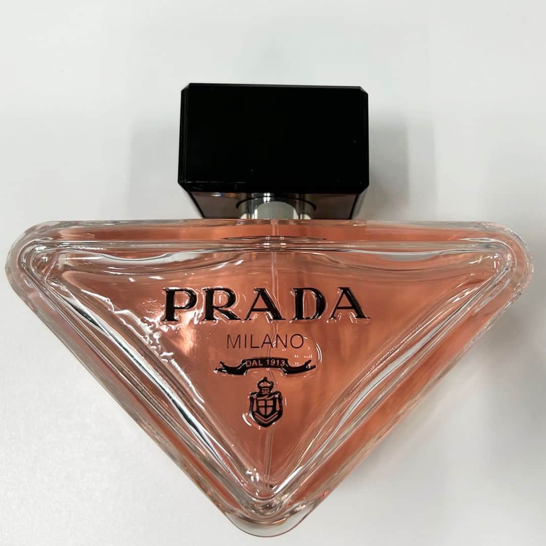 25ans Beautyさんのインスタグラム写真 - (25ans BeautyInstagram)「【プラダの人気香水が9月にいよいよ上陸！】  昨年9月にグローバルで発売され、数々の賞を受賞するなど人気を博している香水が、いよいよ日本に上陸します。ブランドを象徴する、トライアングルロゴの形のボトル。プラダ好きはきっとキュンキュンするはず💓 その名は「パラドックス（矛盾）」。クリエイティブ・ディレクターのミウッチャ・プラダとラフ・シモンズがディレクションしたそうです✨✨ 香りのノートはフローラルアンバー。フレッシュフローラルと、アンバーアコードであるアンブロフィックス、そしてホワイトムスクが、フレッシュでありながらパウダリー調の奥行を感じさせ、なんともクセになります😊爽やかな空気が漂い始めた頃、秋いちばんに香らせたい♪ プラダ パラドックス オーデパルファム 90ml ￥22,550（9月20日発売予定） ■25ans Beauty アカウント @25ans_beauty をフォローお願いします！ 女性誌 25ans（ヴァンサンカン）より、年齢、肌質の異なる美容編集者５人のフィルターを通した、美容健康情報をお届けするアカウントです。  #美容 #コスメ #美容好きな人と繋がりたい #新作フレグランス #PRADA #プラダビューティ #パラドックス #fragrance #香水 #香水好きな人と繋がりたい #25ans #ヴァンサンカン #編集G英」8月22日 20時10分 - 25ans_beauty