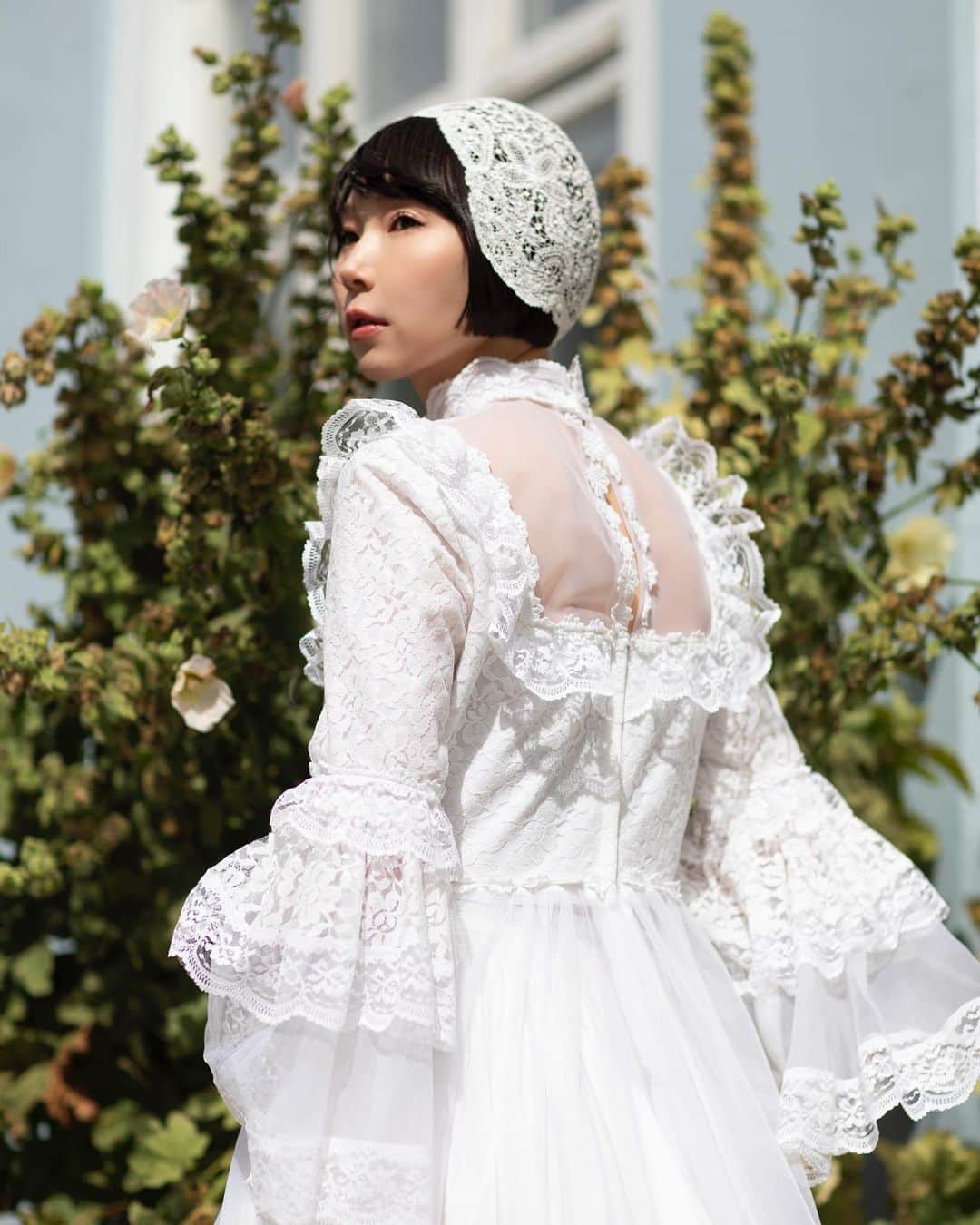のインスタグラム：「コペンハーゲンで見ず知らずのカメラマンさんにDMして撮ってもらった✨  ロンドンで購入した60sのビンテージの ウエディングドレスが大活躍してる。  いつもとは違う質感と いつと違う自分に見えてお気に入り。  カメラマンさんとの出会いを含めて 思い出の写真になったよ。 ダーンとの写真は見せられないけど皆んな定だから お楽しみに(?)🤫  #wedding #weddingdress #ウエディング#ウエディングドレス #ウェディング#ウェディングドレス #前撮り#ドレス」