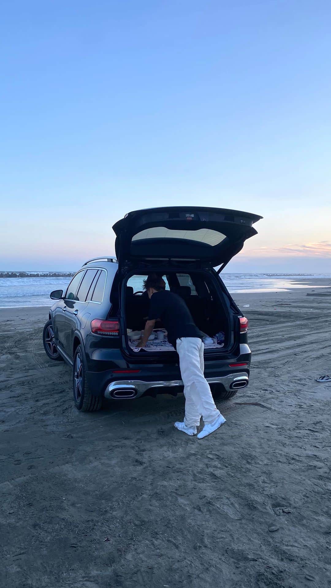半井重幸のインスタグラム：「Sunset drive @mercedesbenzjapan」
