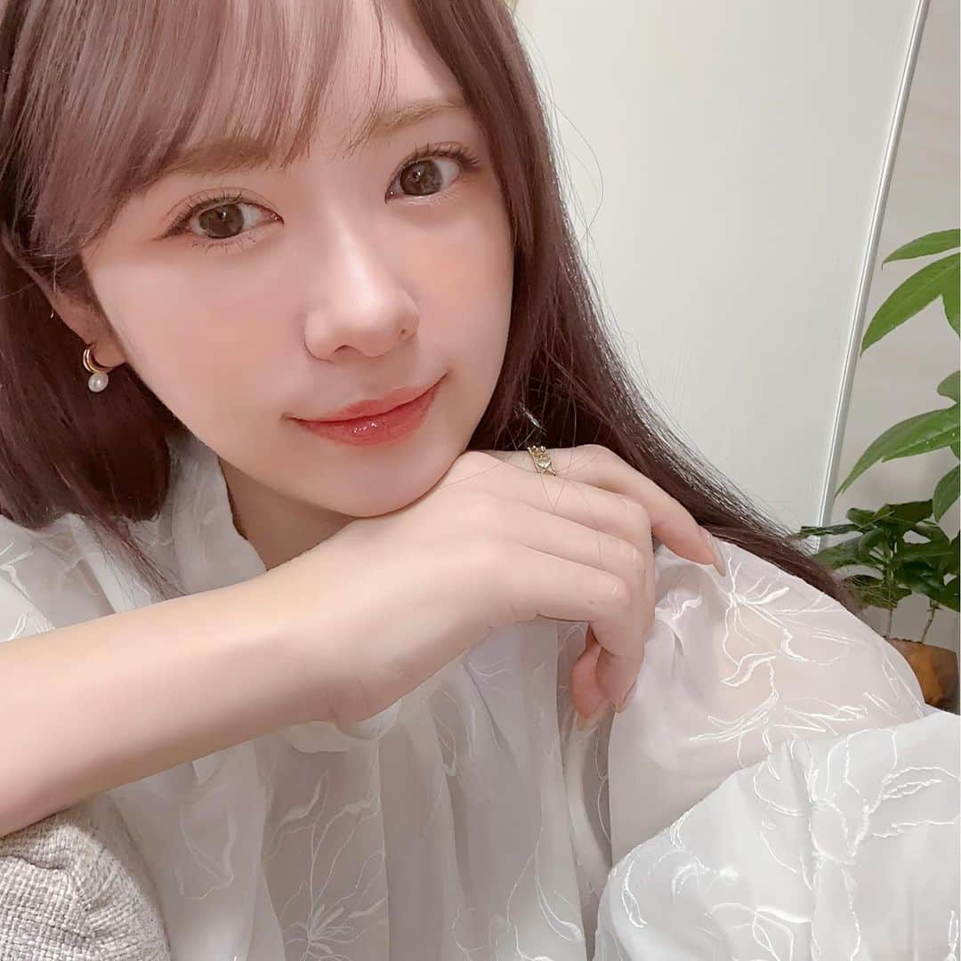 河西美希のインスタグラム：「🤍🌿  最近スキンケア頑張ってる✊  この間SK-IIの勉強会みたいなのに行ったんだけど エイジングの火種※というものについての話がとても 興味深かった…🤔  動画でも話したけど 人って毎日メイクしたり、表情筋使ったりして その積み重ねが今なわけで スキンケアも積み重ねだよな。と思って 心が荒んでるときでも優しくスキンケアしよ と改めて思いました…🥺  SK-IIの新エイジングシリーズから出た スキンパワー アドバンスト クリームが エイジングの火種にアプローチして くれるらしいので、これを使って お肌労ってあげてます🫧  テクスチャーが２つあって どっちもテクスチャーサラっとしていて クリーム苦手な人でも使いやすい感じ✨  でも、スキンパワー アドバンスト エアリークリームは 更にサラッとしてる感じで今の時期に 凄く使いやすい印象だった😽🤍  クリーム苦手な私がメイク前に使っても メイクに響かない感じがすきでした♡  #PR #SKII #スキンパワーアドバンストクリーム #目指せミナちゃん肌 #エイジングの火種怖すぎ  ※エイジングの火種＝ハリの低下、乾燥による小じわ、キメの乱れ、毛穴の目立ちを引き起こす乾燥状態」